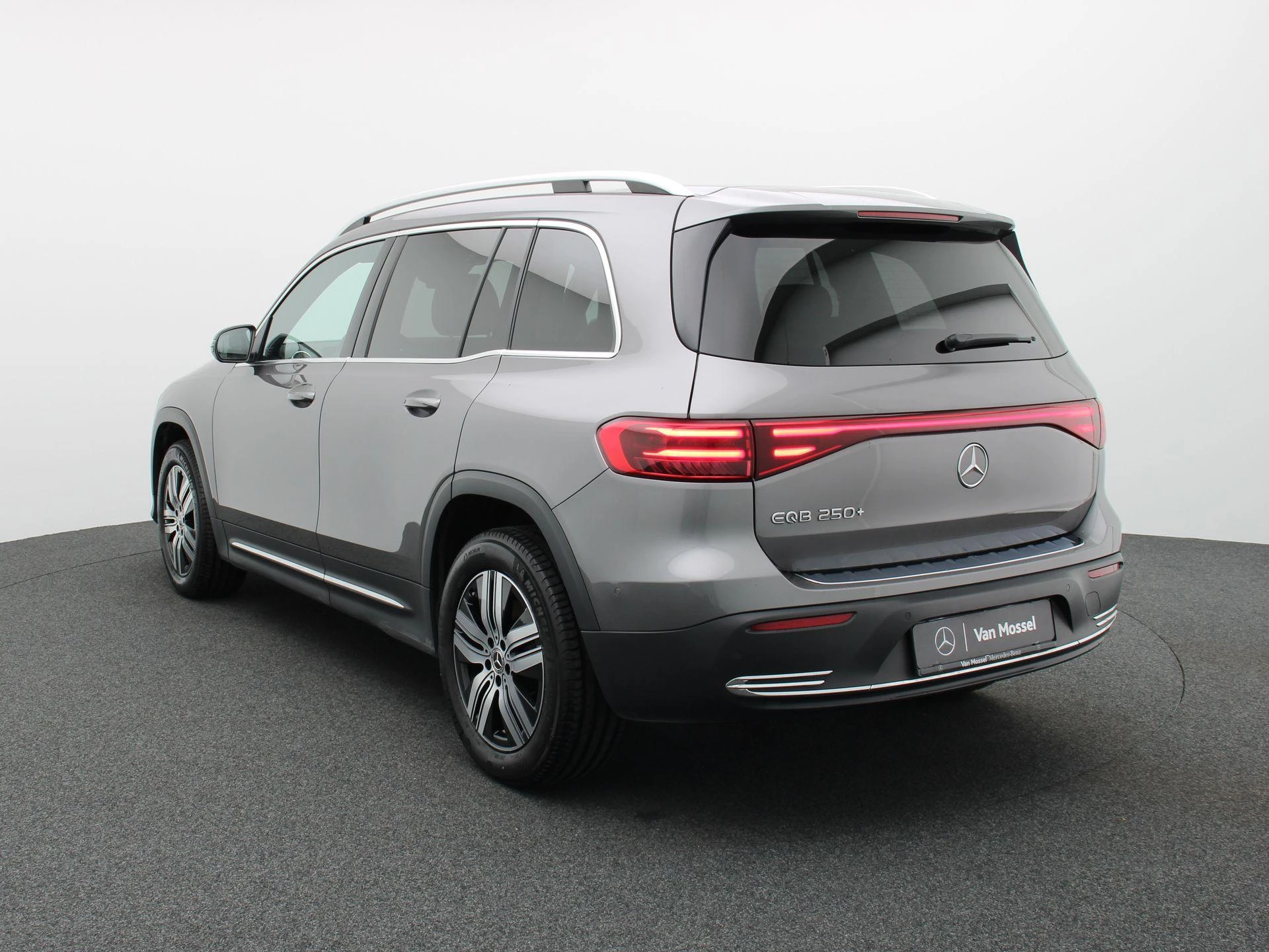 Mercedes-Benz-EQB-image-1