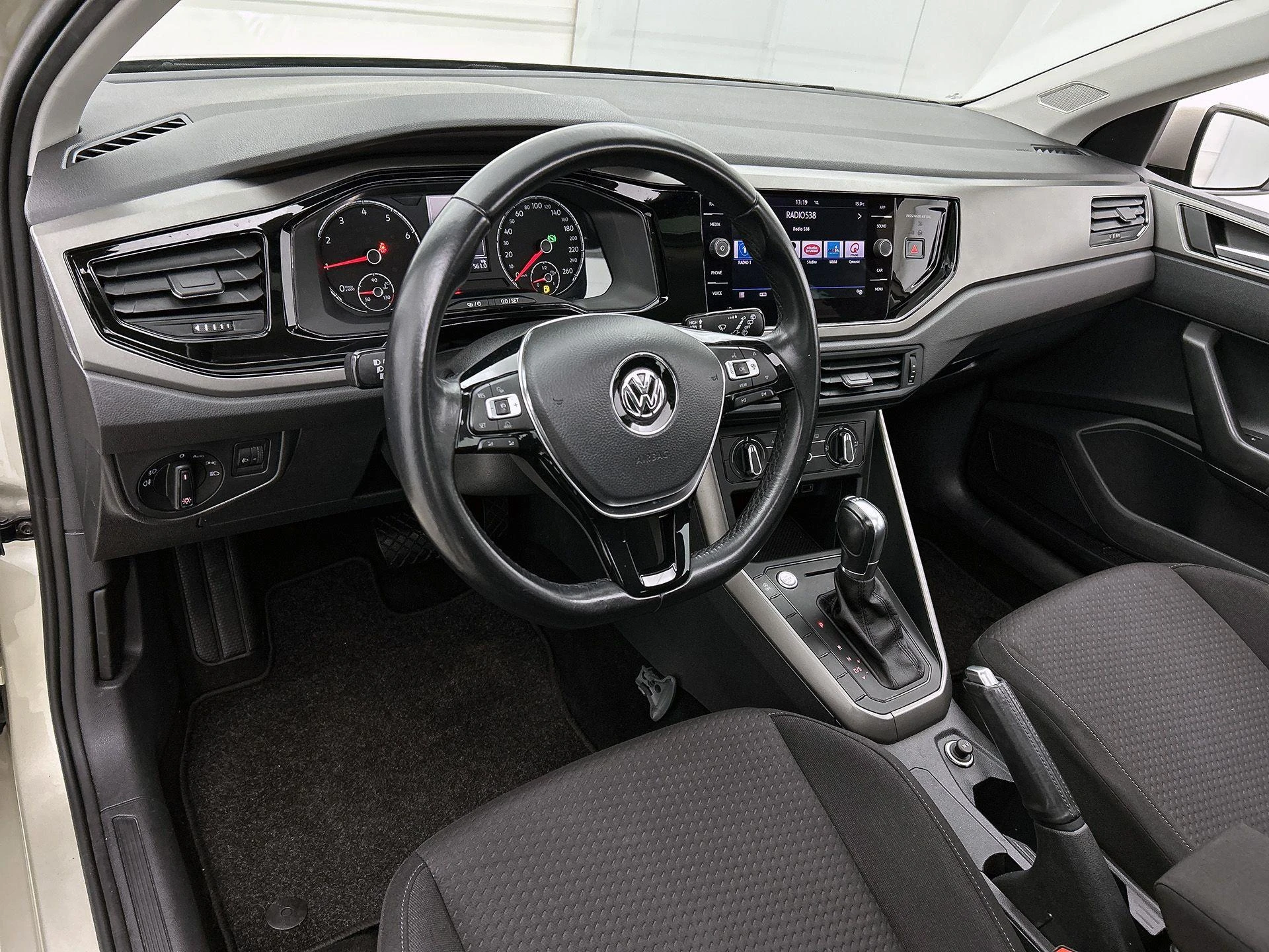 Volkswagen-Polo-image-16