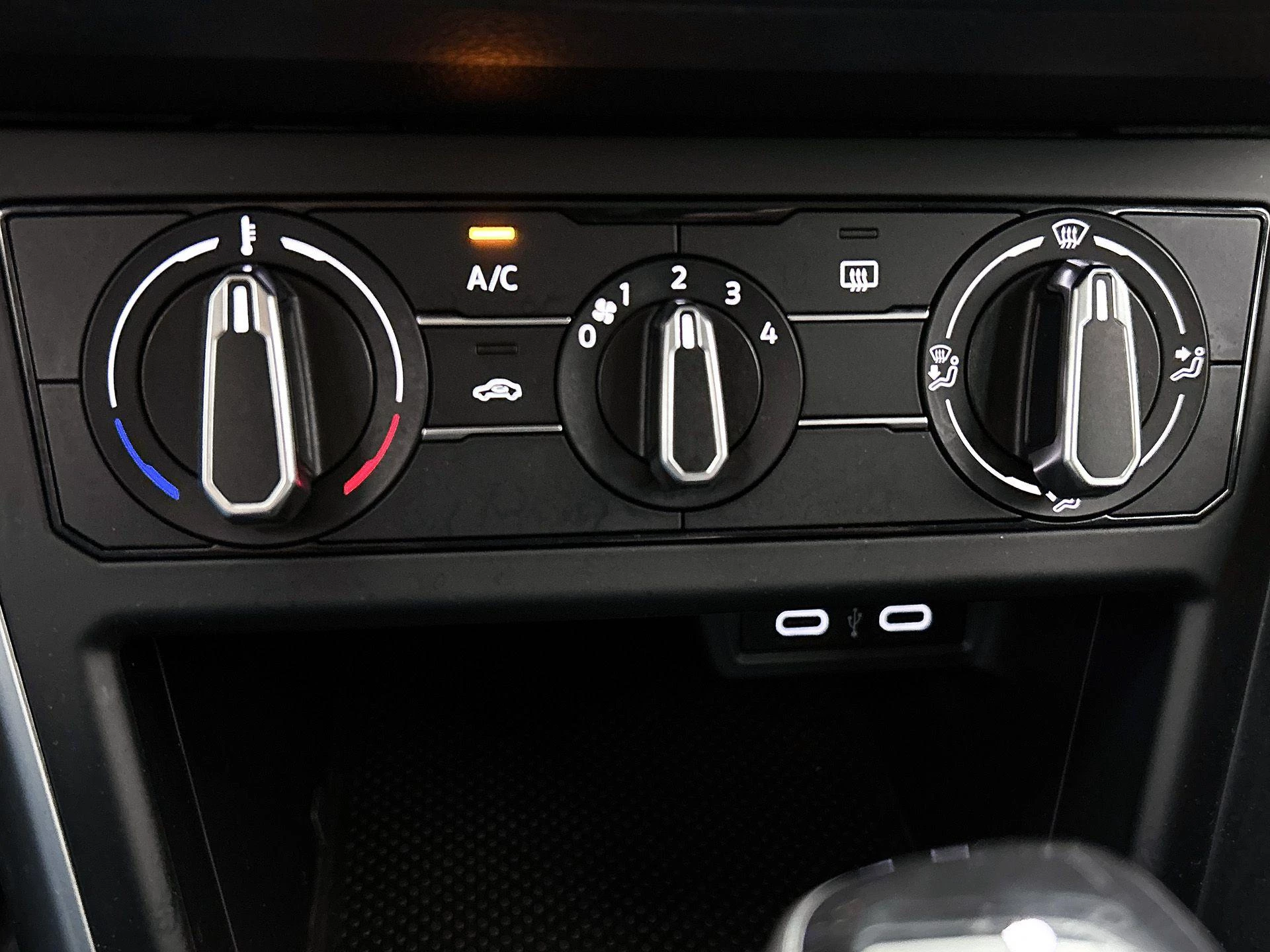 Volkswagen-Polo-image-17