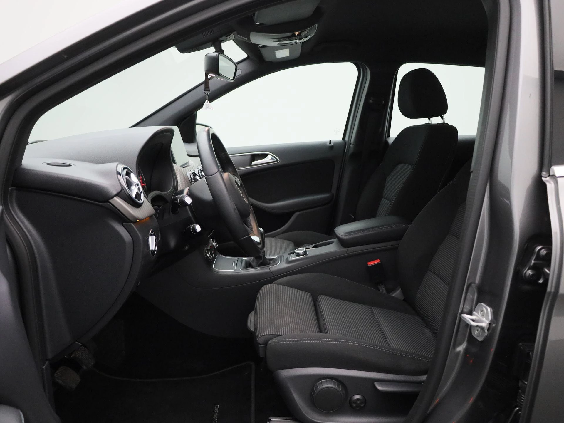 Mercedes-Benz-B-Klasse-image-8