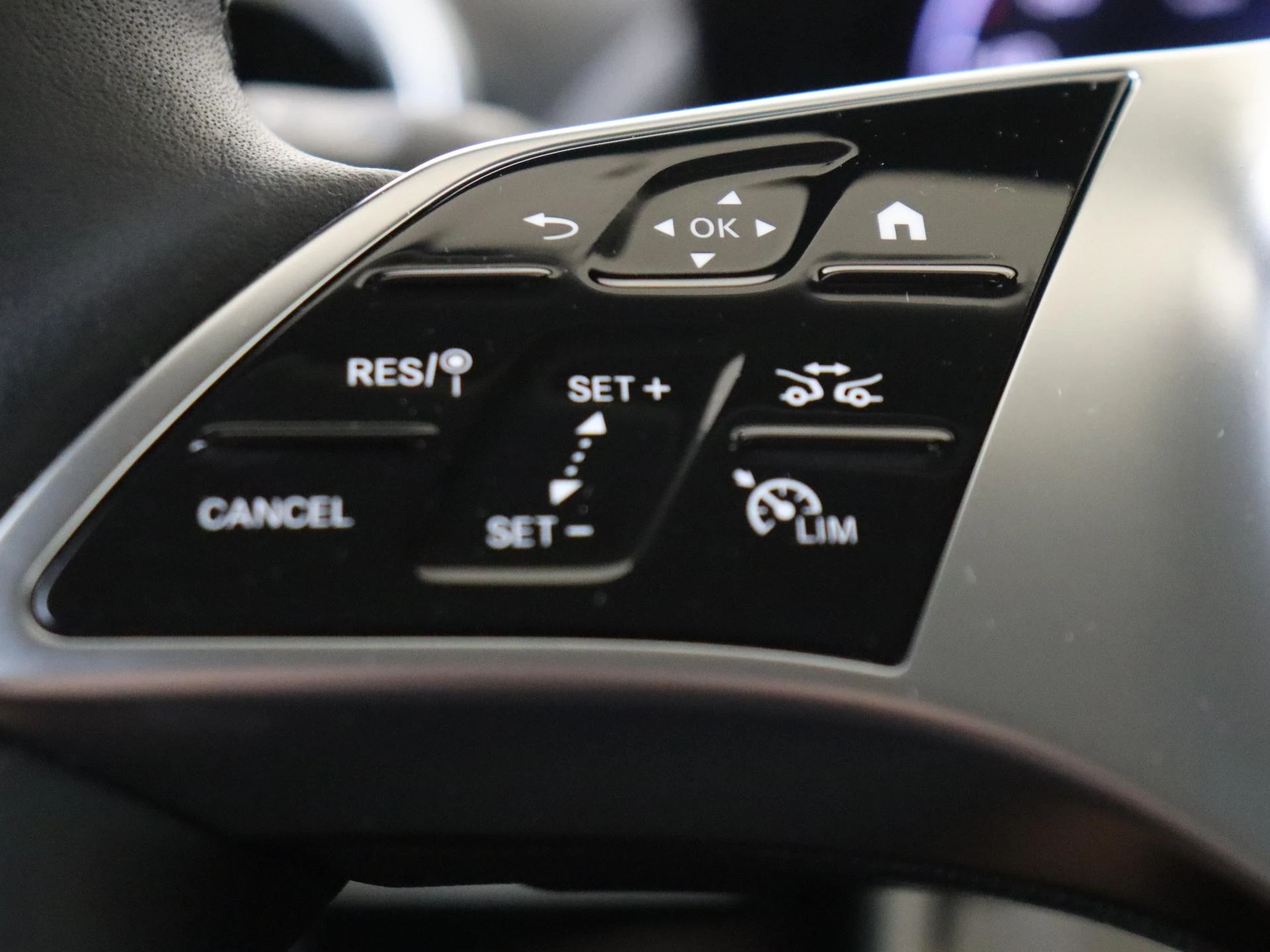 Mercedes-Benz-GLA-image-11
