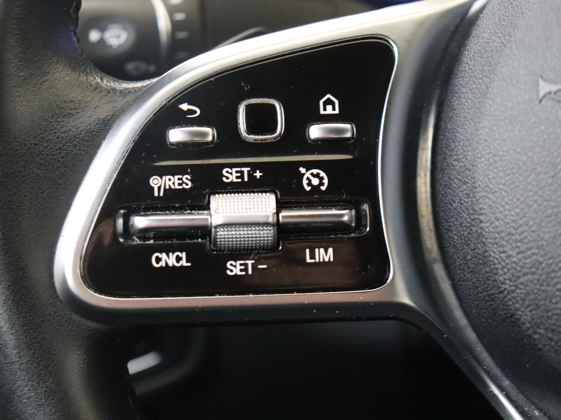 Mercedes-Benz-C-Klasse-image-16