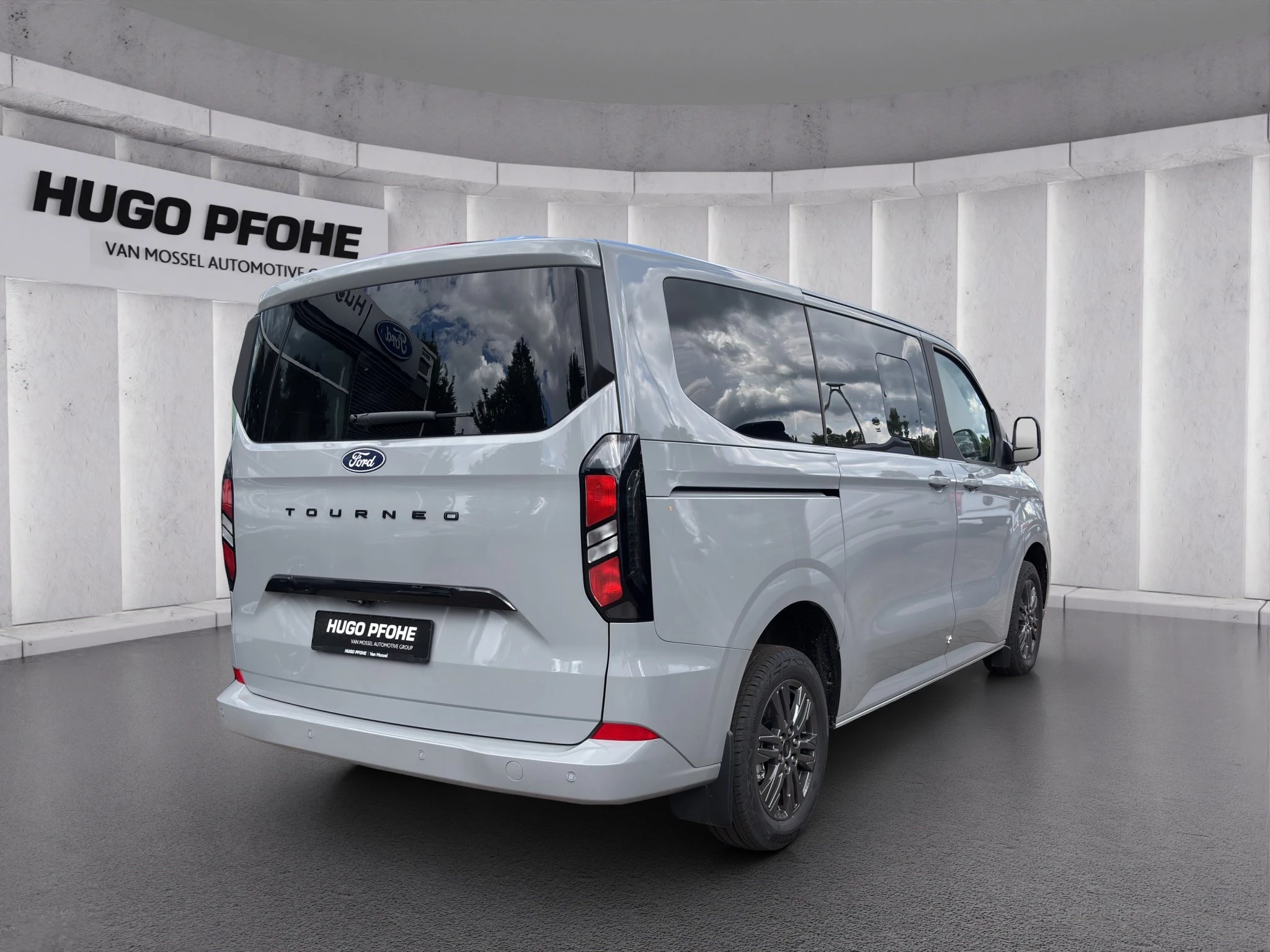 Ford Tourneo Custom Titanium 2.0 EcoBlue 125kW 320 L1 Auto FWD Van. 4-türig