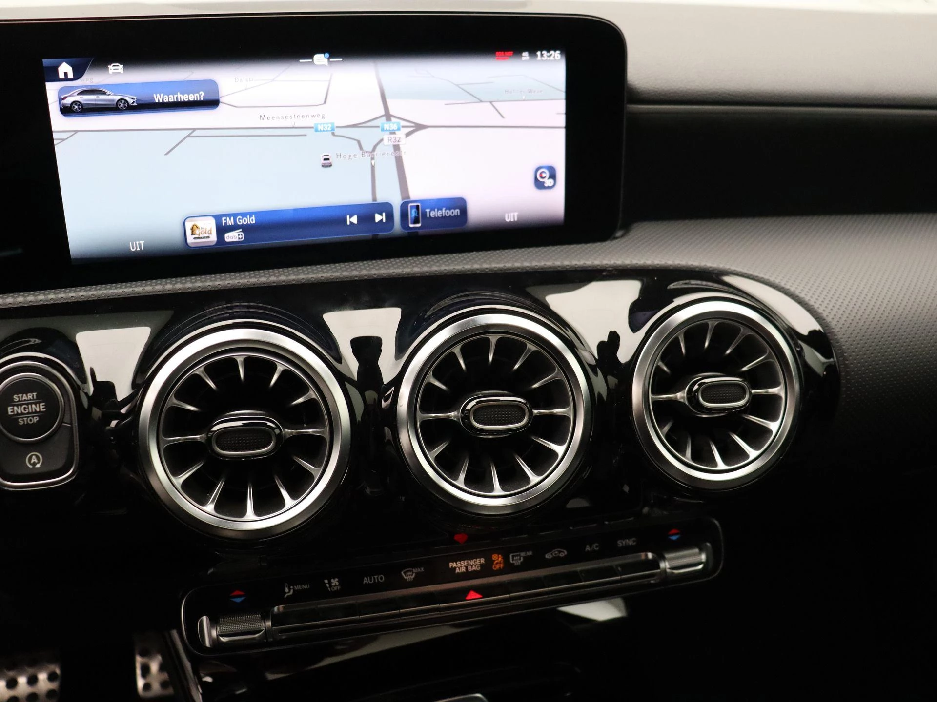 Mercedes-Benz A-Klasse 180 Sedan AMG Line + PANO DAK + MULTIBEAM LED + CARPLAY +
