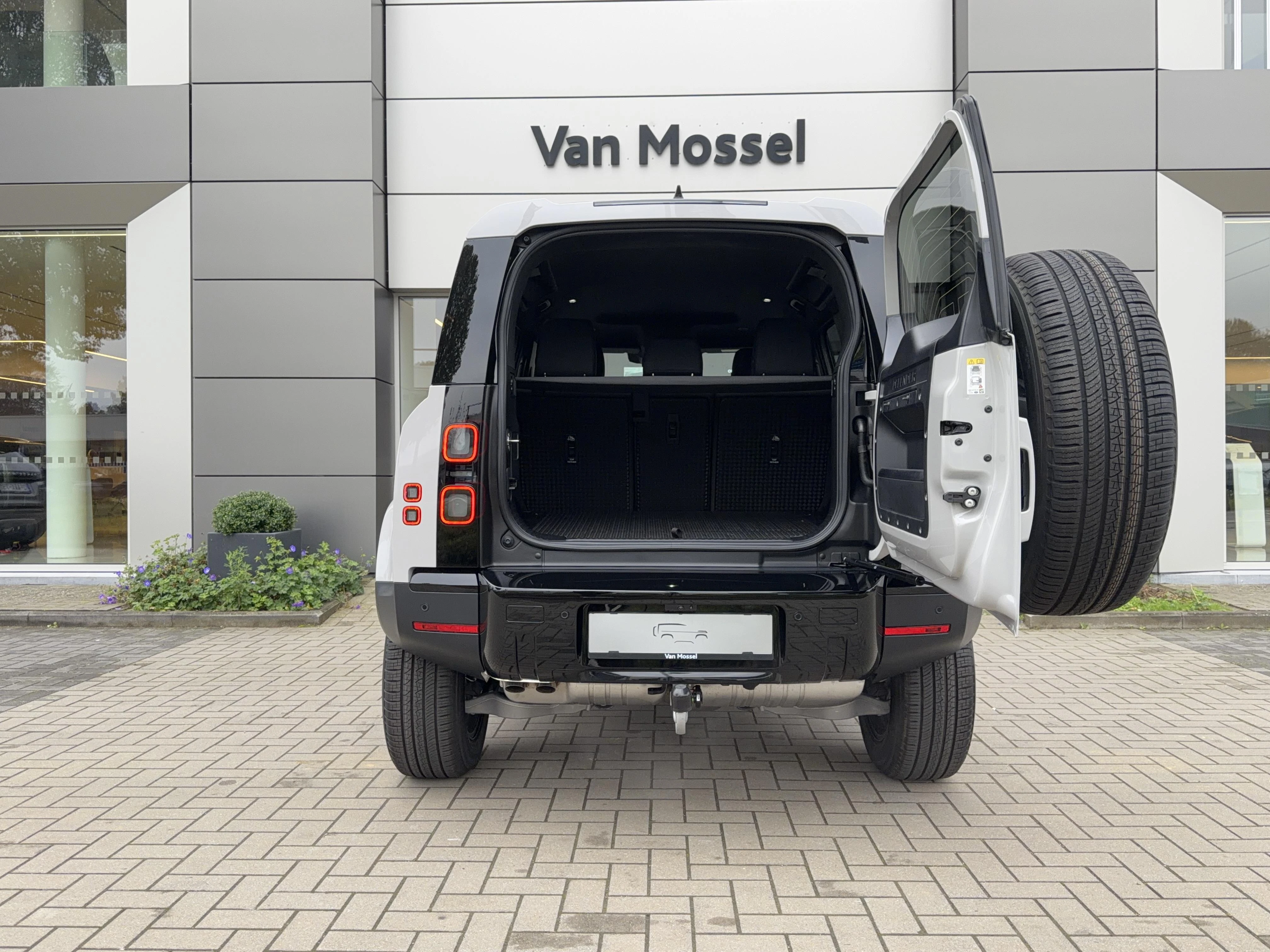 Land Rover-Defender-image-6