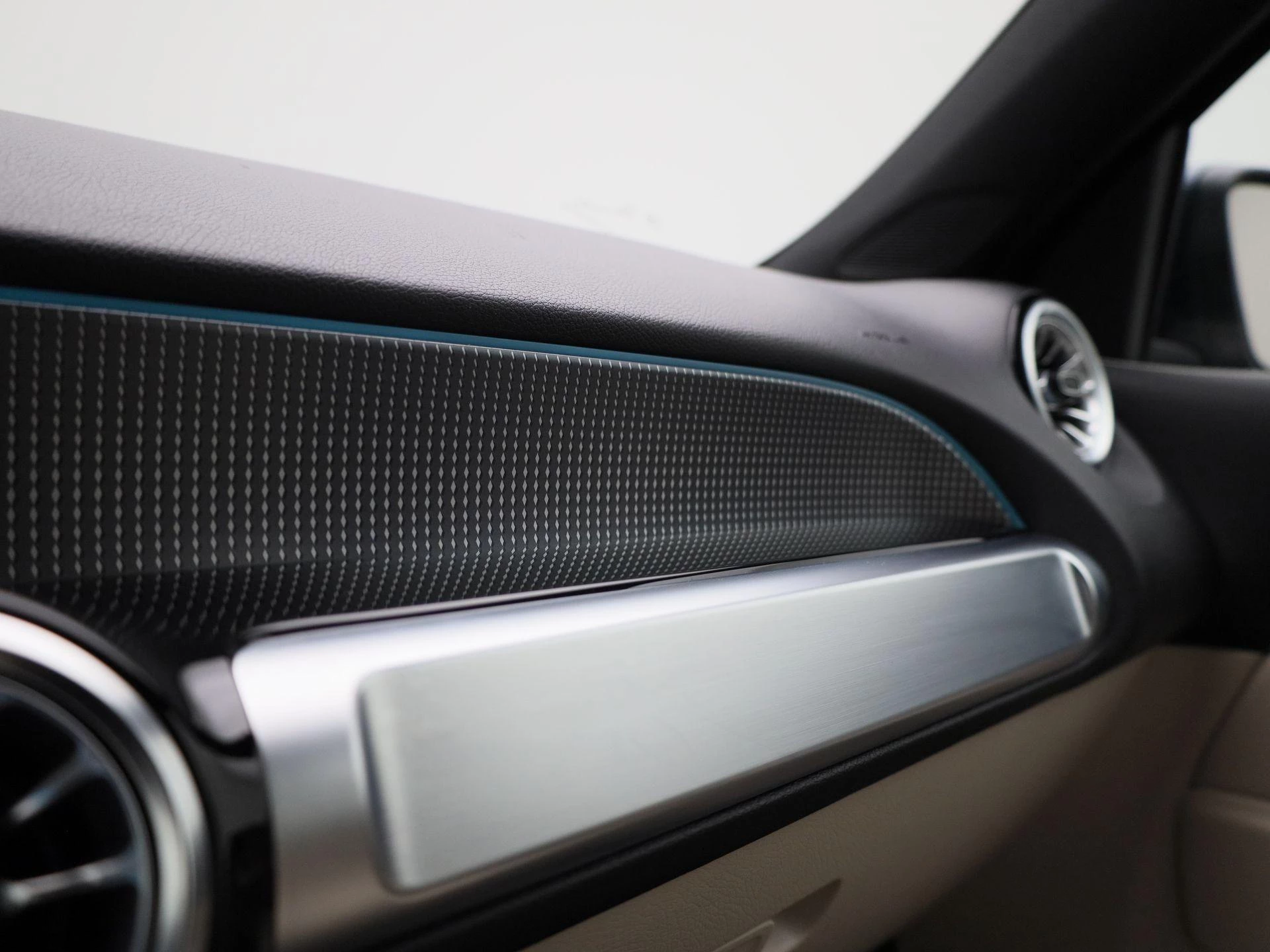 Mercedes-Benz GLB 200 LUXURY LINE + LEDER + PANO + 7-ZIT + CARPLAY +