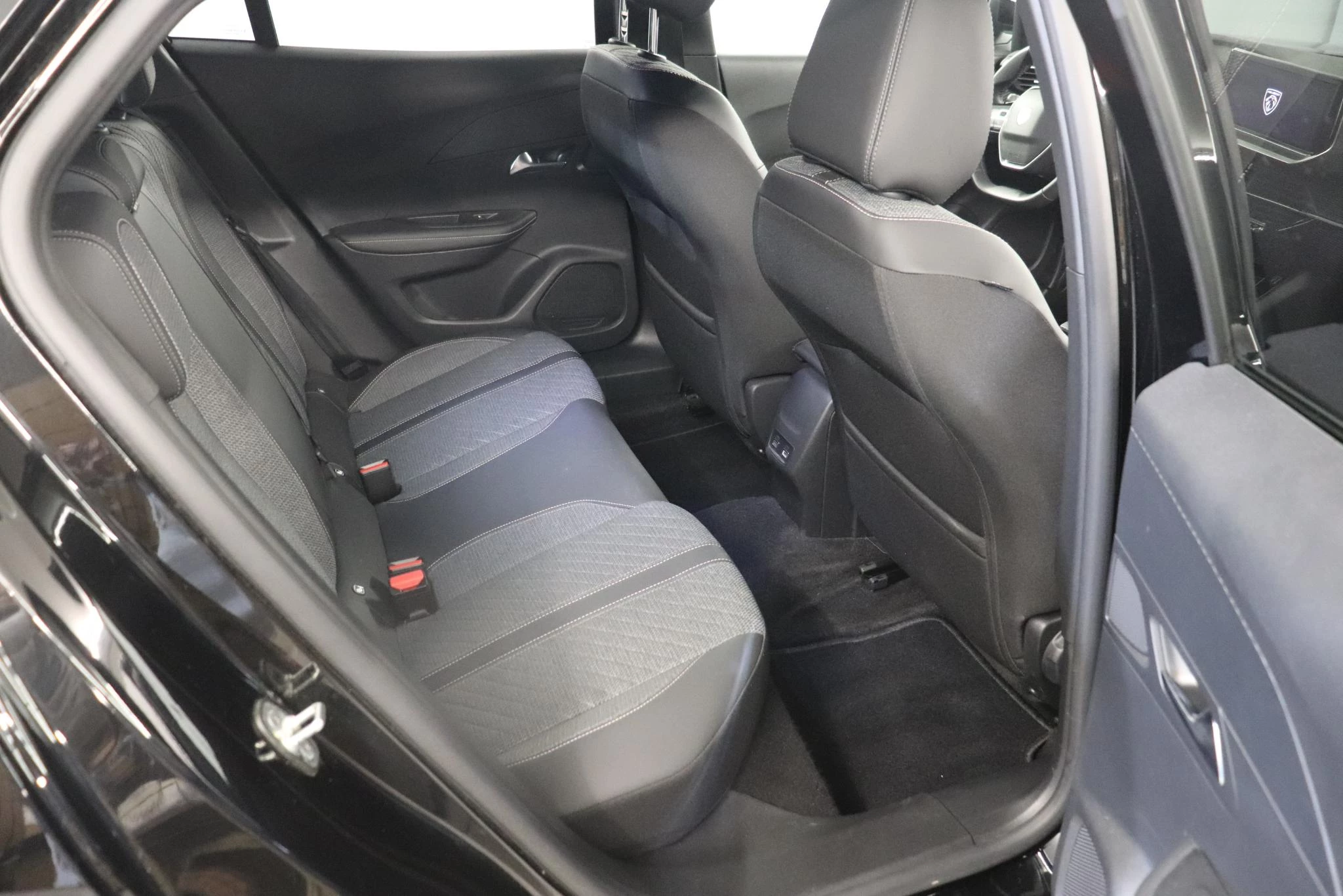 Peugeot-e-2008-image-10