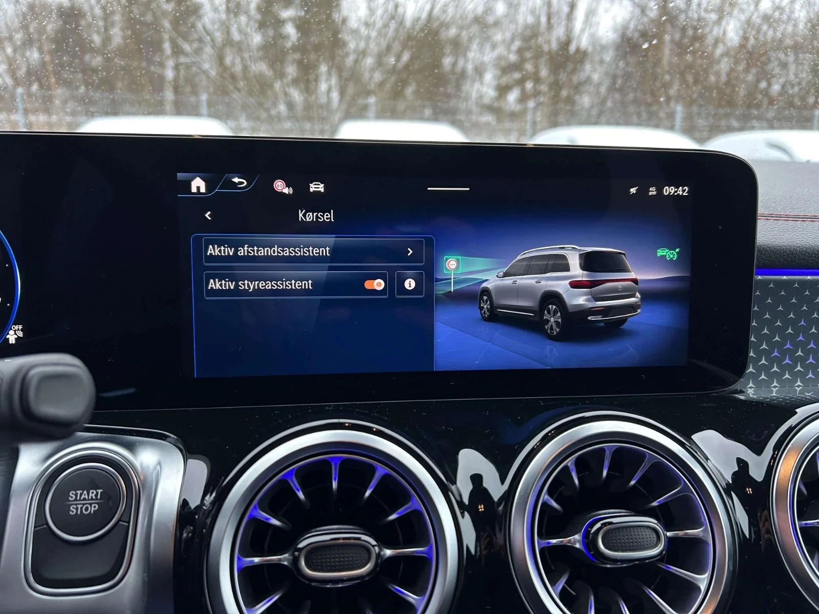 Mercedes-Benz-EQB-image-16