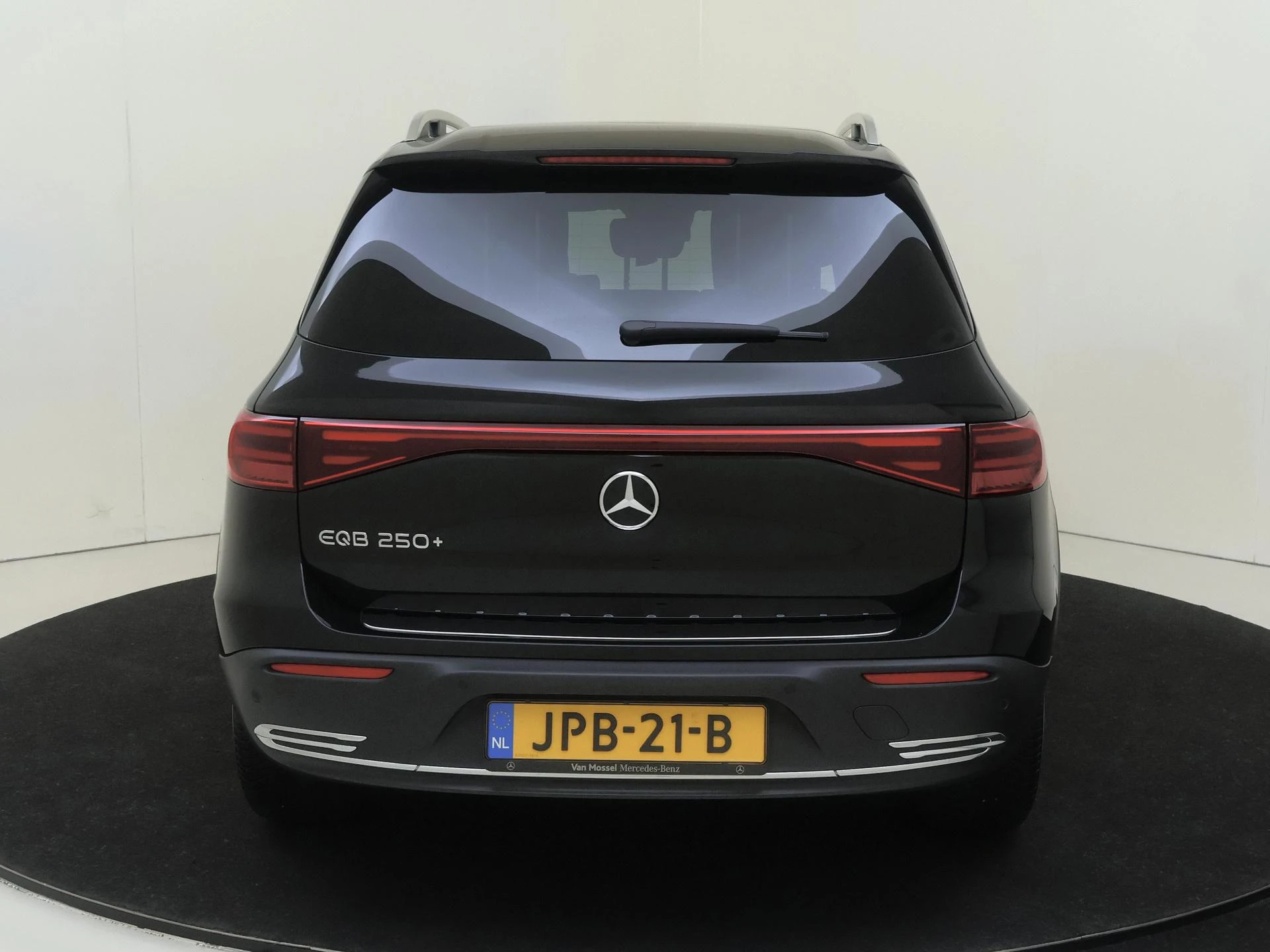 Mercedes-Benz-EQB-image-6