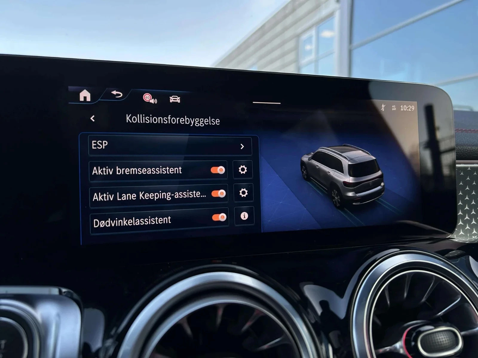 Mercedes-Benz-EQB-image-17