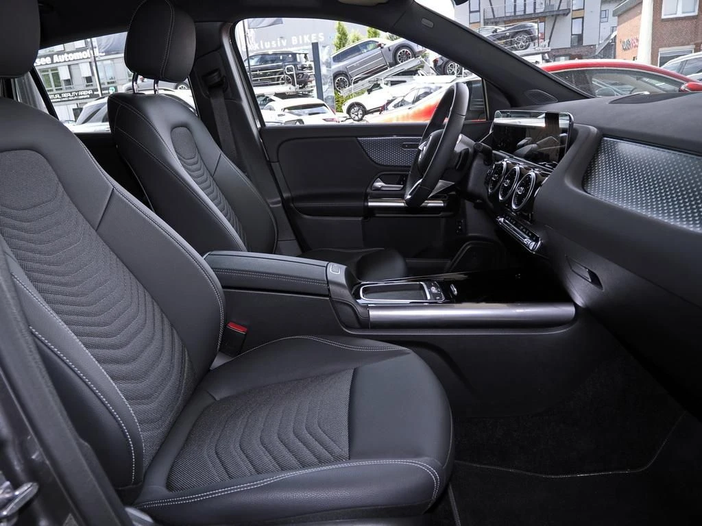Mercedes-Benz-GLA 200 d-image-11