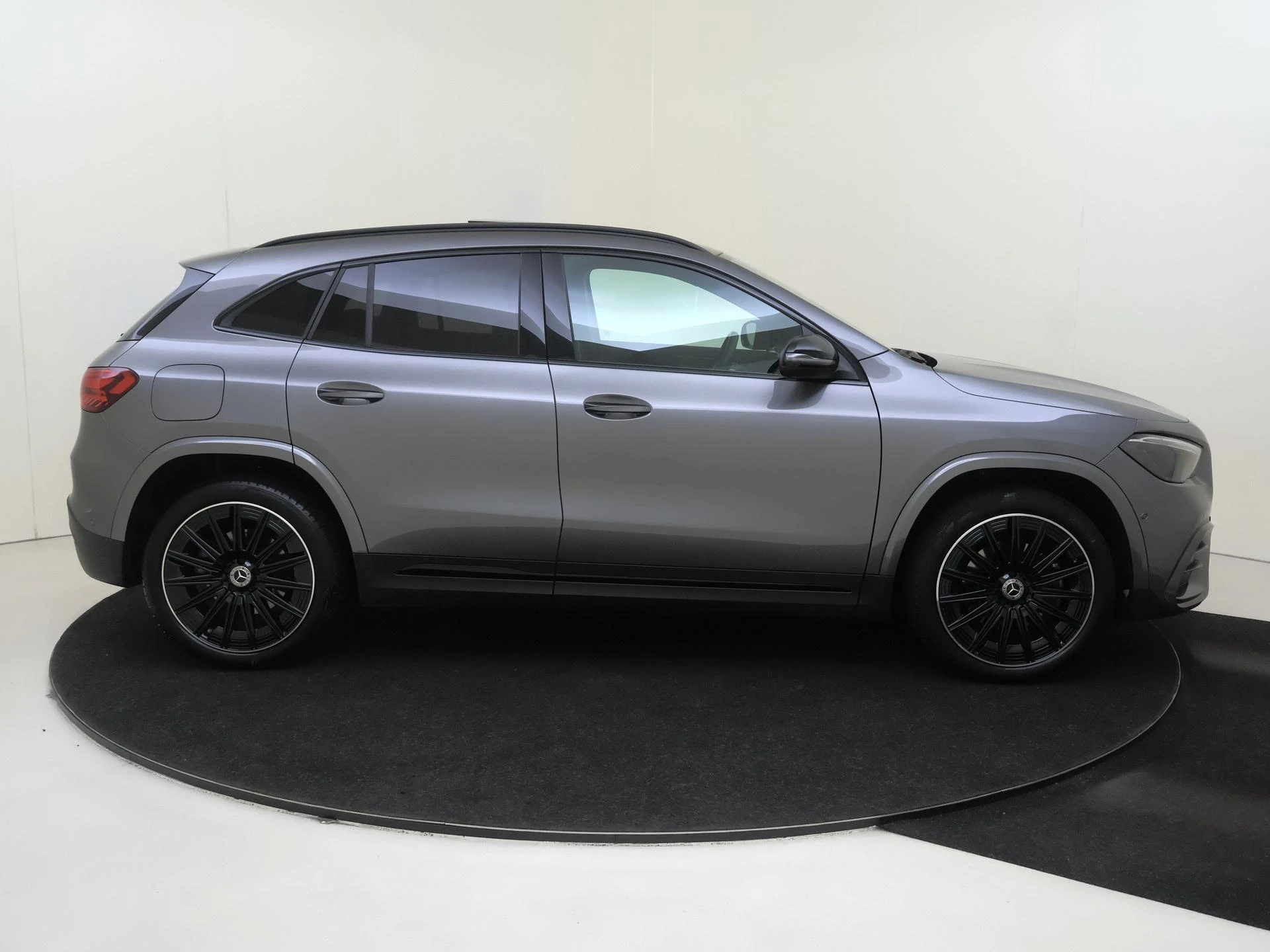 Mercedes-Benz-GLA-image-9