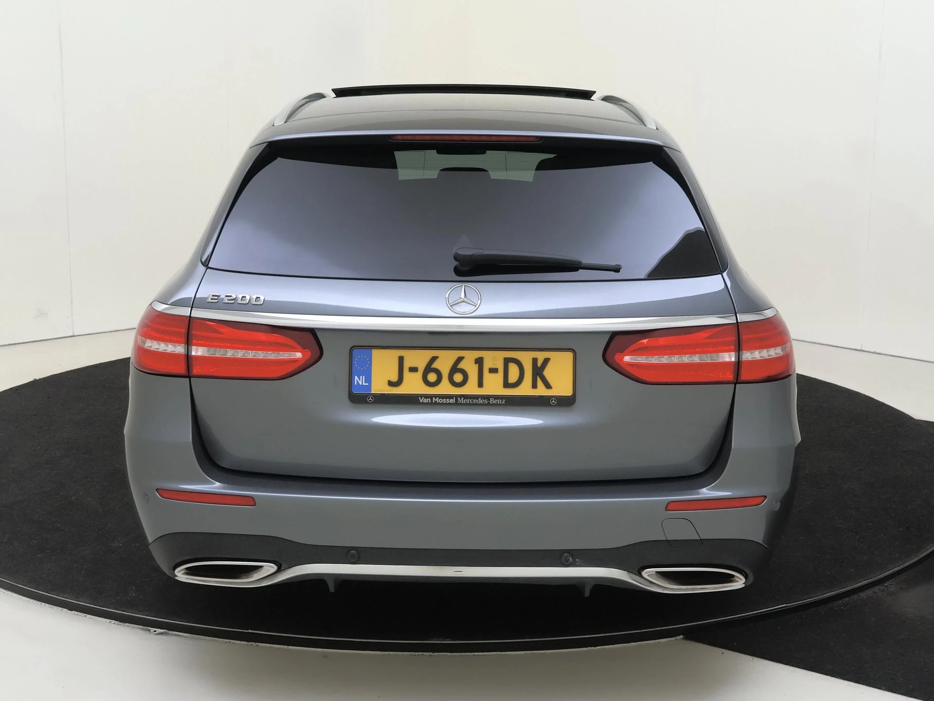 Mercedes-Benz-E-Klasse-image-6