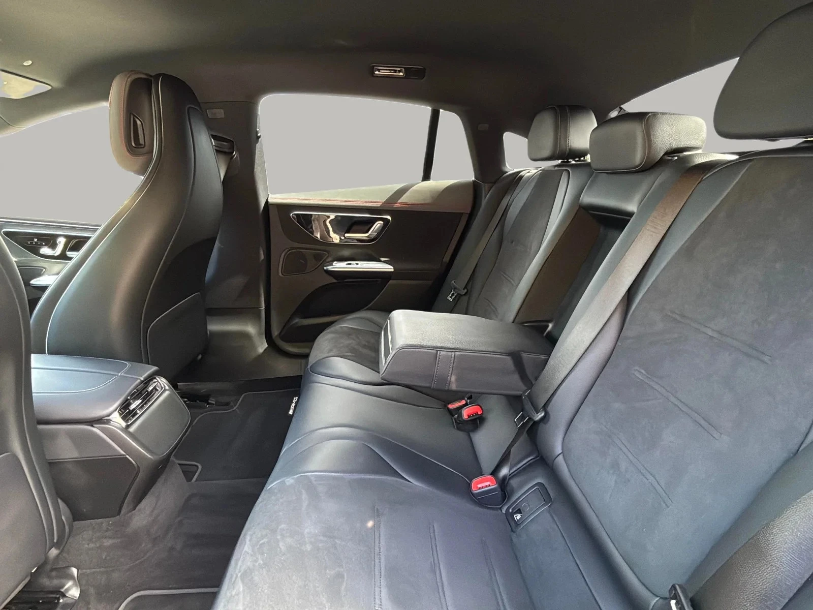 Mercedes-Benz-EQE-image-12