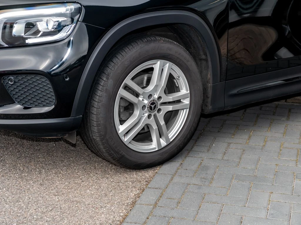 Mercedes-Benz-GLB 200-image-6