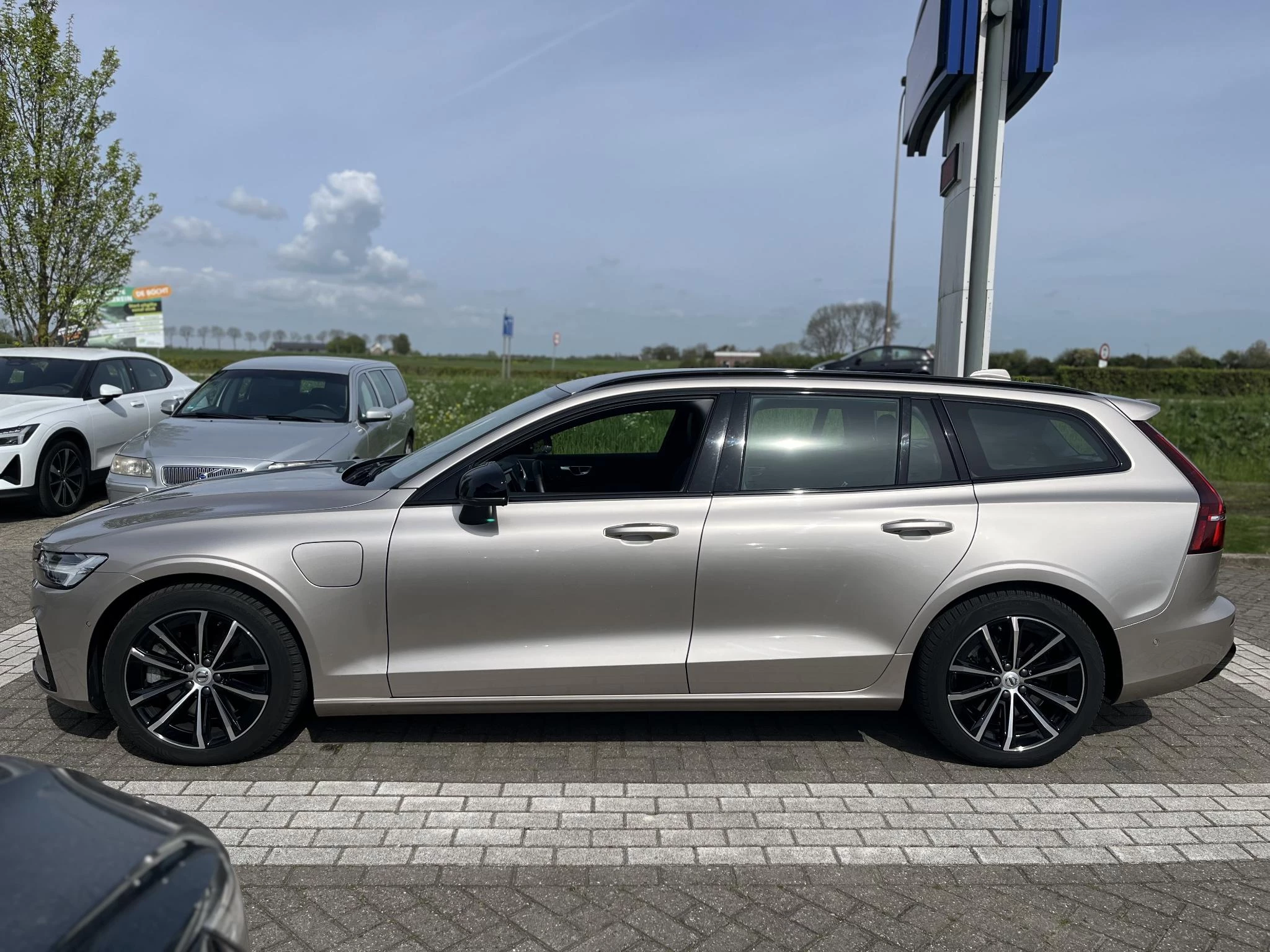 Volvo V60 T6 Plug-in hybrid AWD Plus Dark