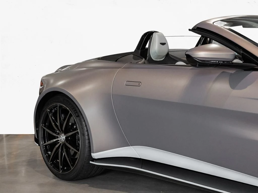 Aston Martin-V12 Vantage-image-18