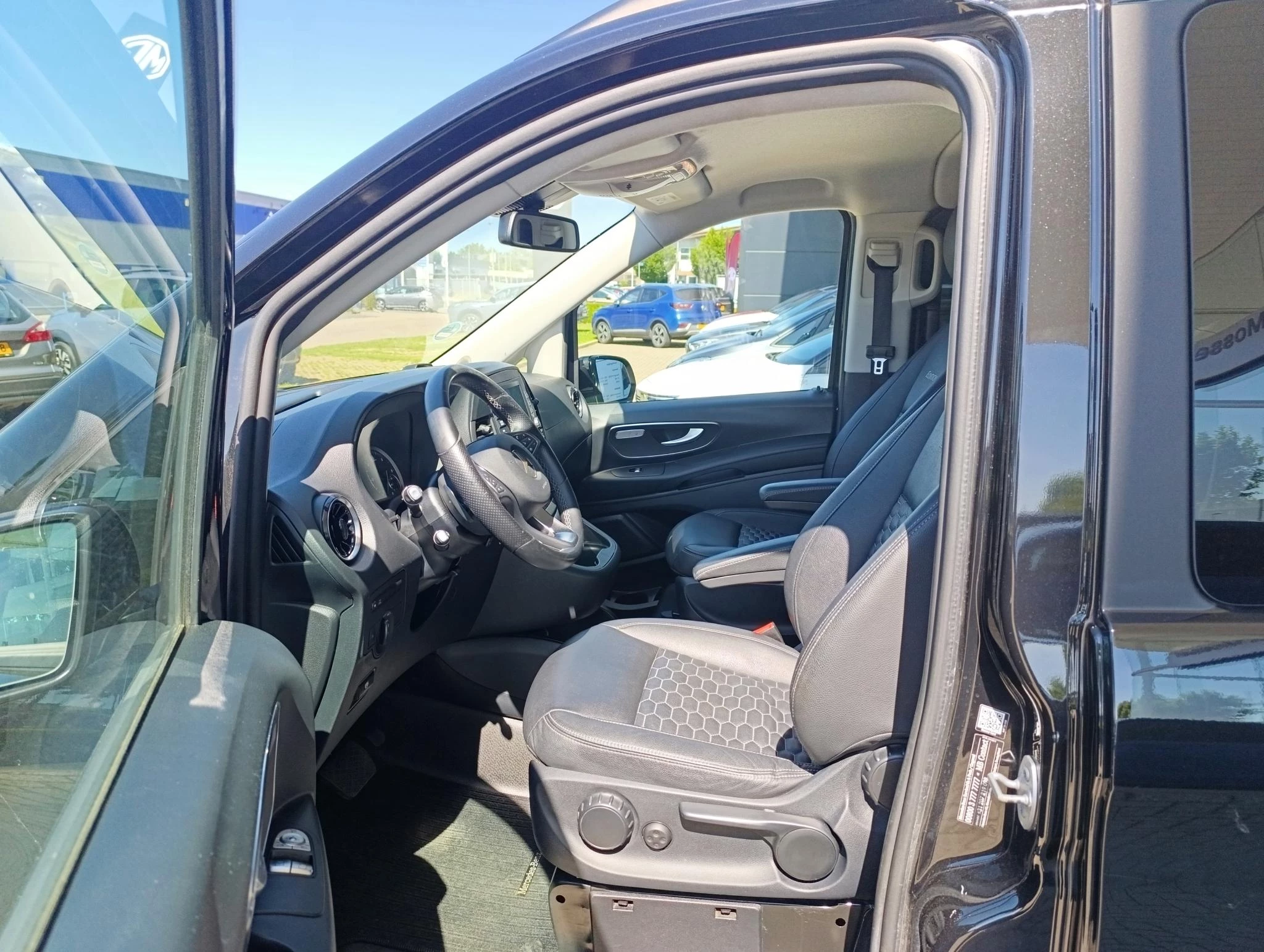 Mercedes-Benz-Vito-image-14