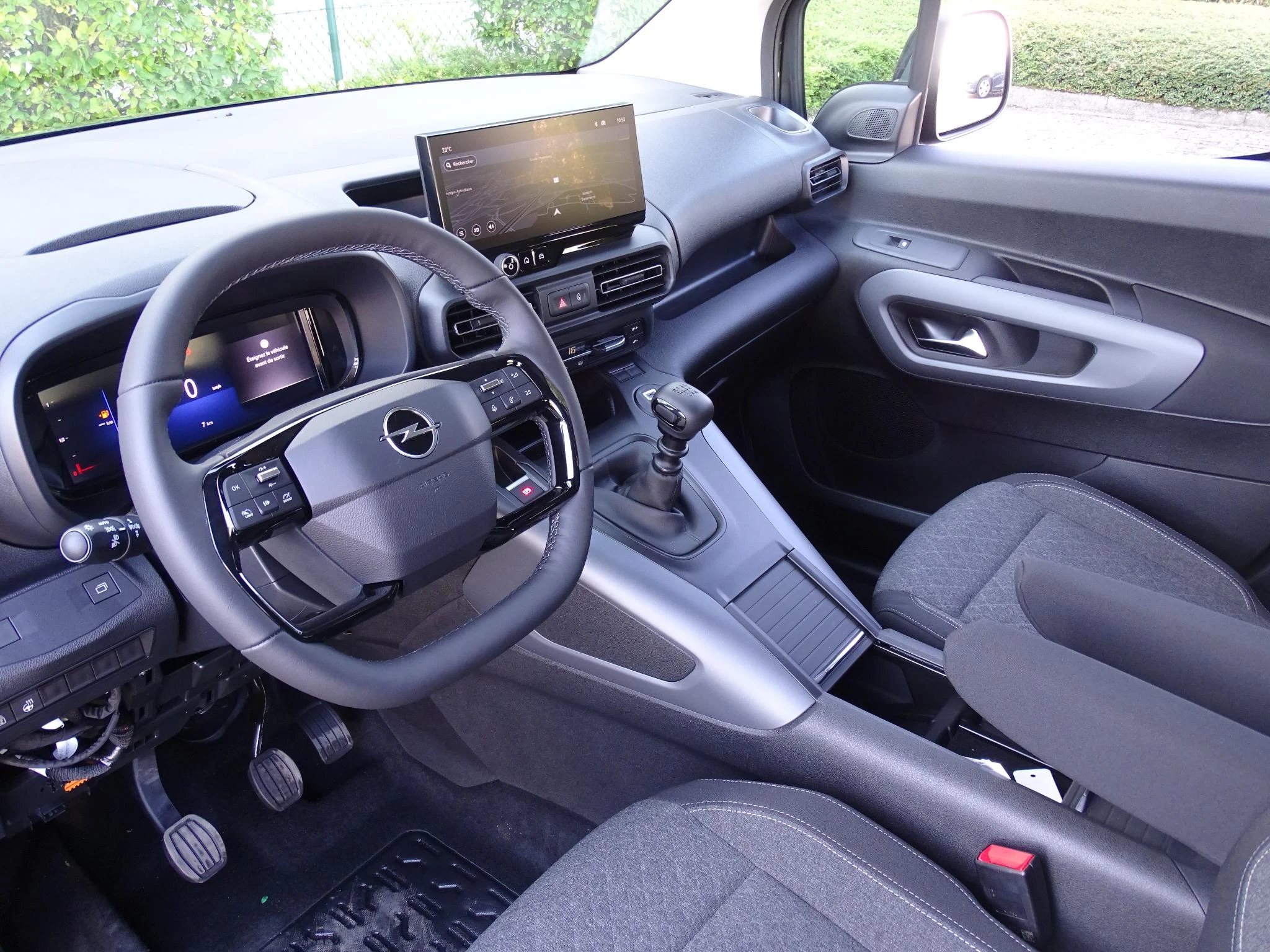 Opel-Combo Life-image-12