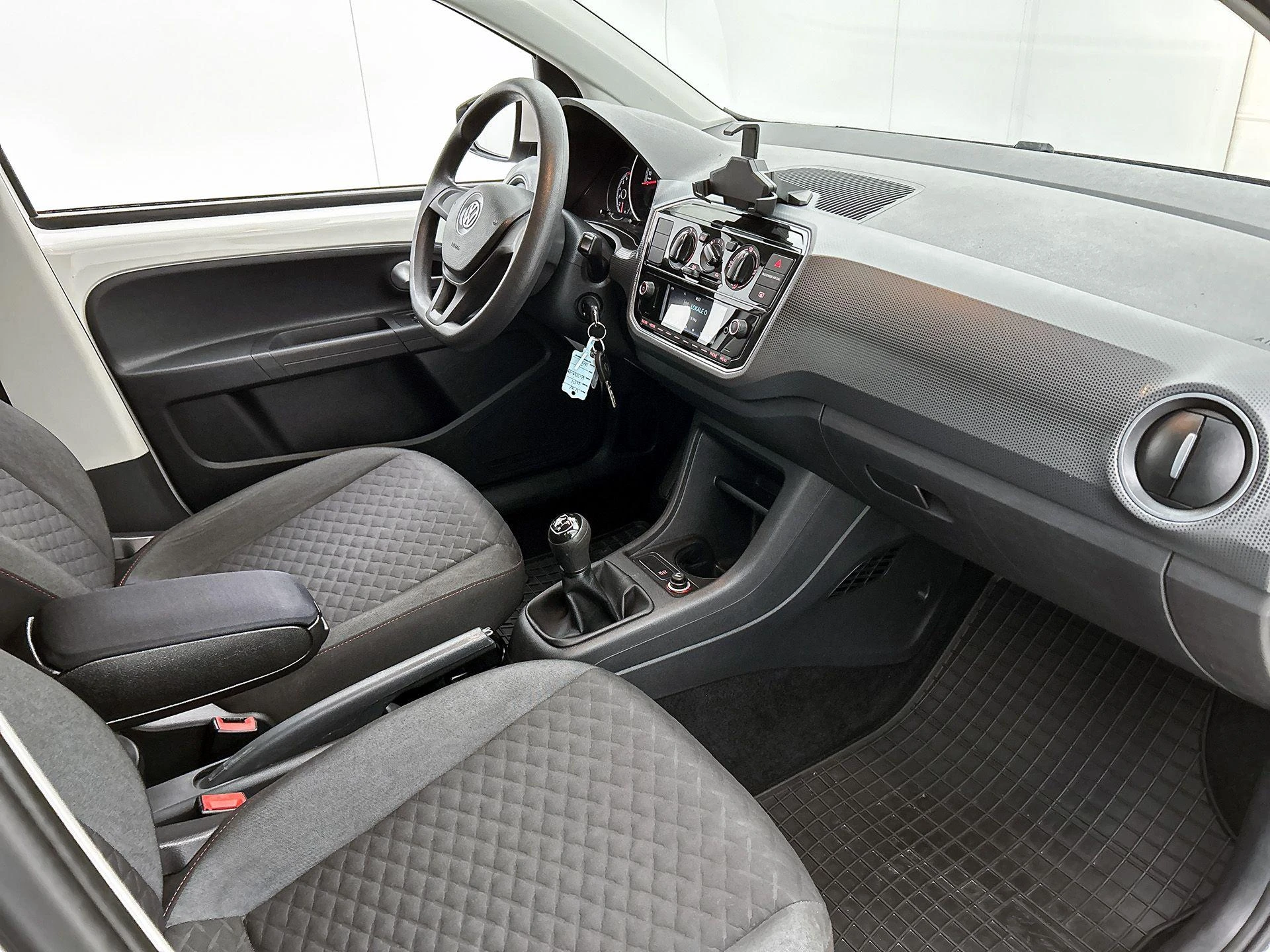 Volkswagen-up!-image-9
