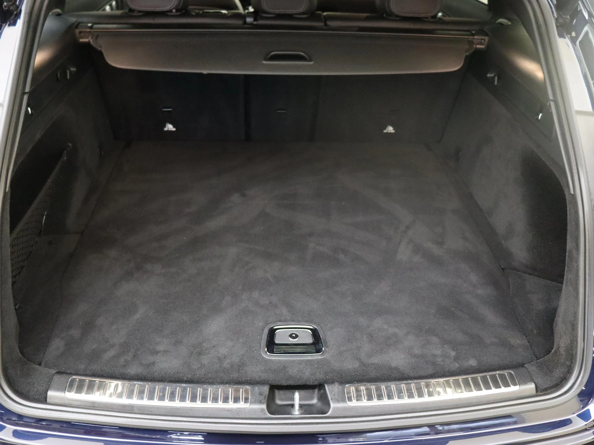 Mercedes-Benz-EQC-image-30