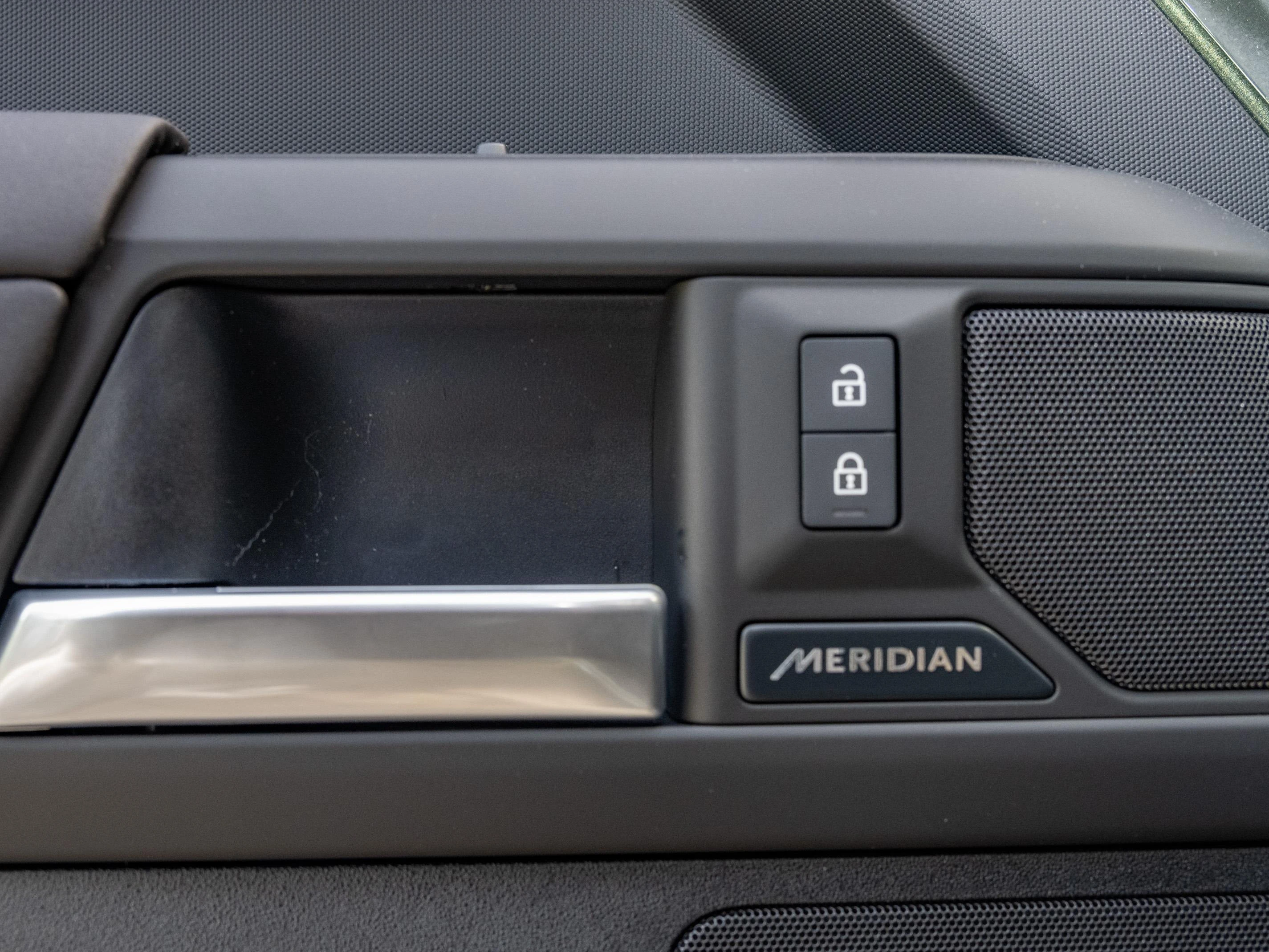Land Rover Defender D250 X-Dynamic SE