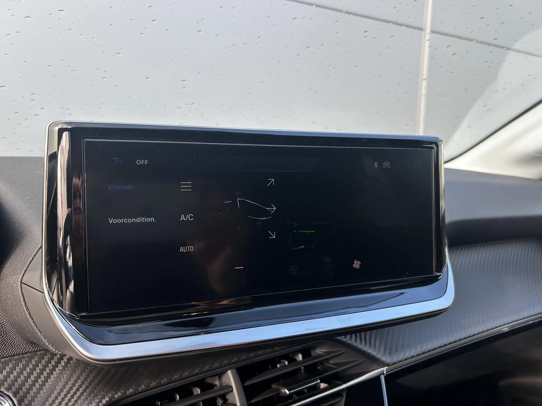 Peugeot-e-208-image-15