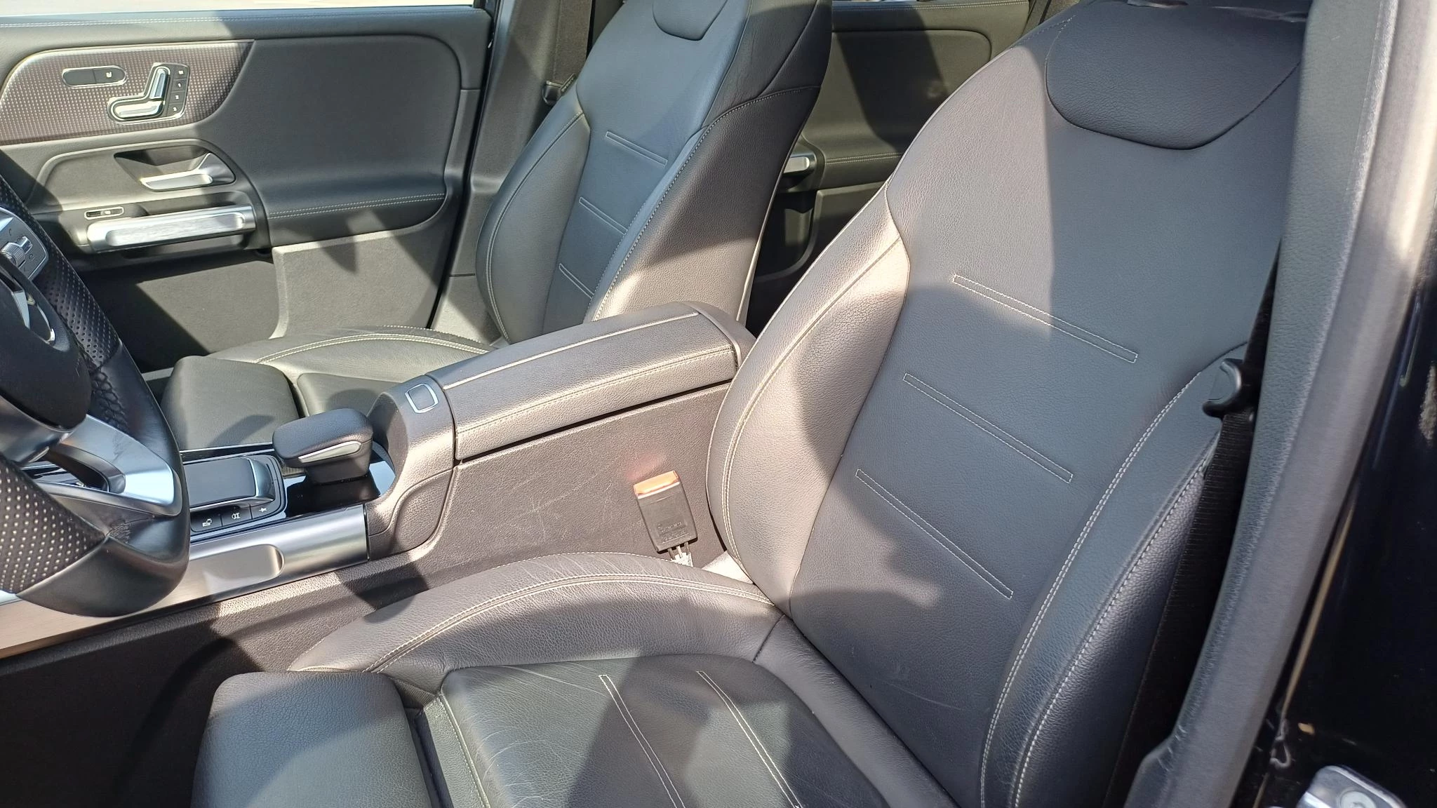 Mercedes-Benz EQB 250 AMG Line + 7-ZITPLAATSEN + LEDER + PANO DAK + CARPLAY +