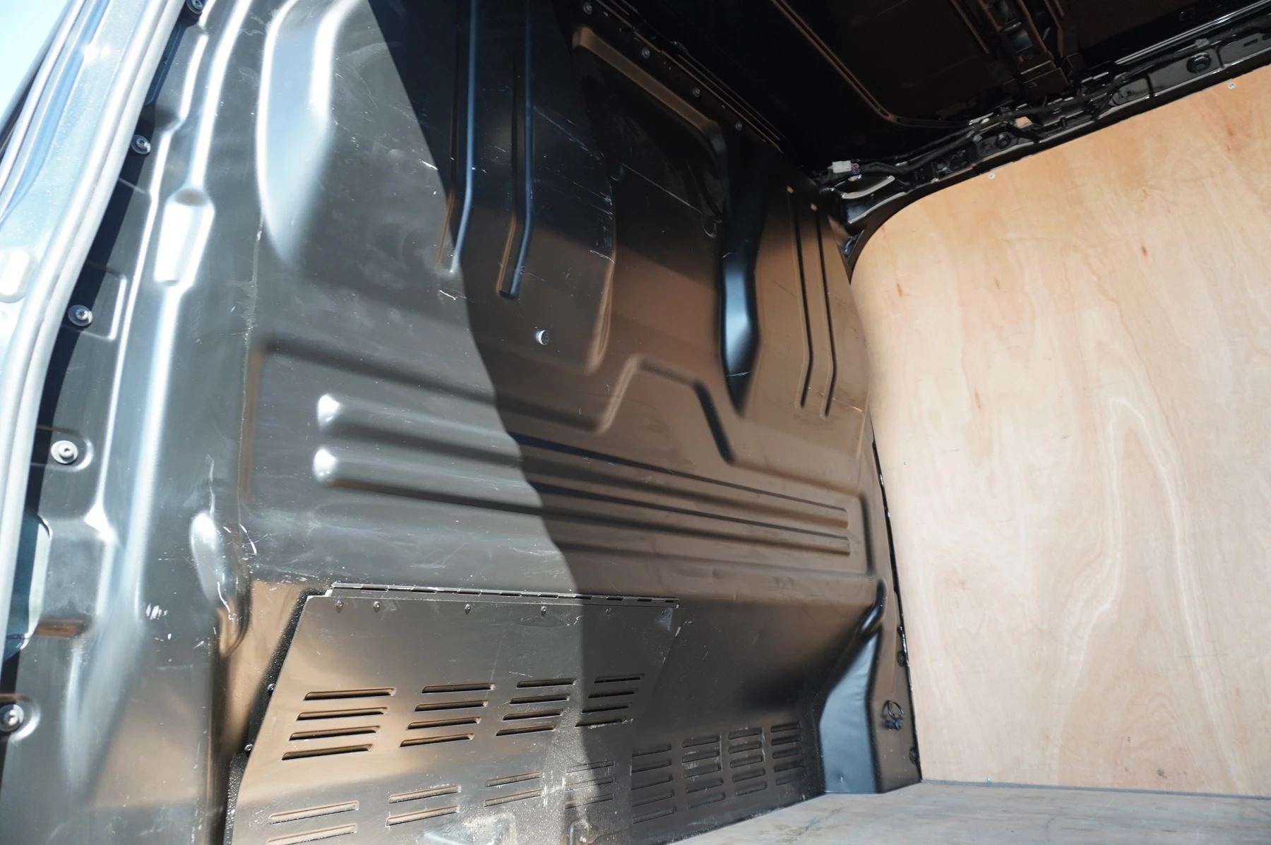 Volkswagen-Transporter-image-11