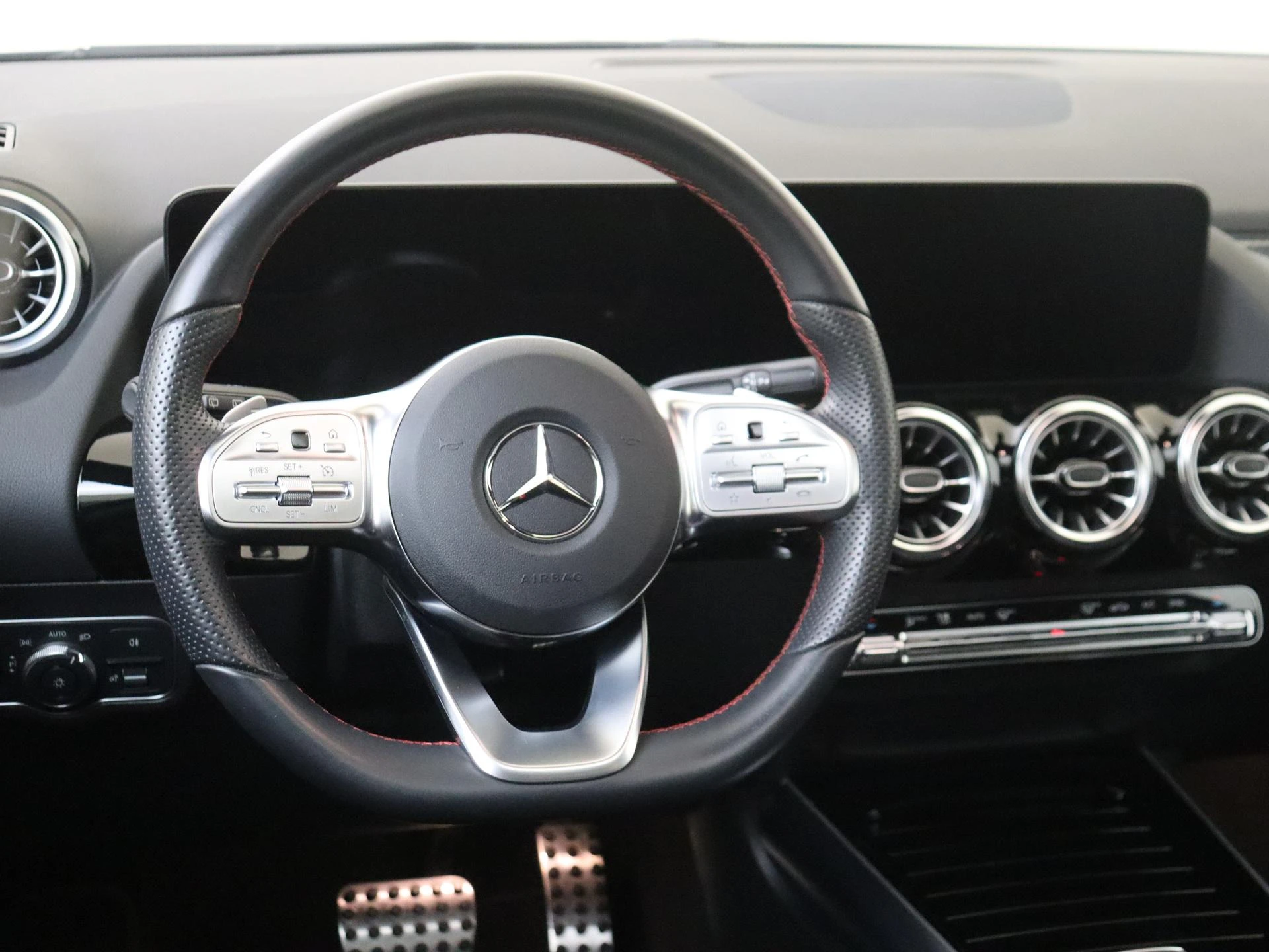 Mercedes-Benz-GLA-image-9