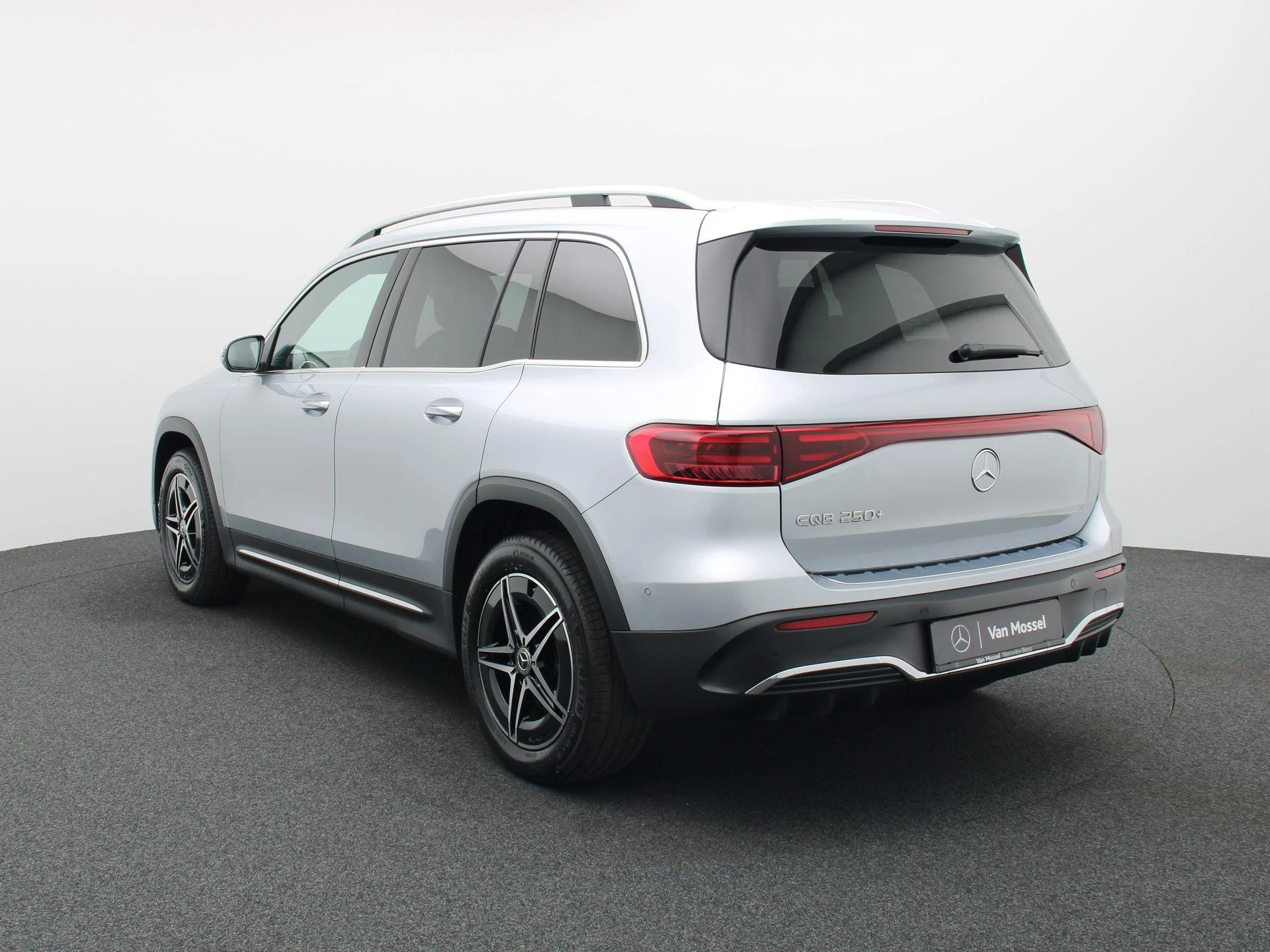Mercedes-Benz-EQB-image-1