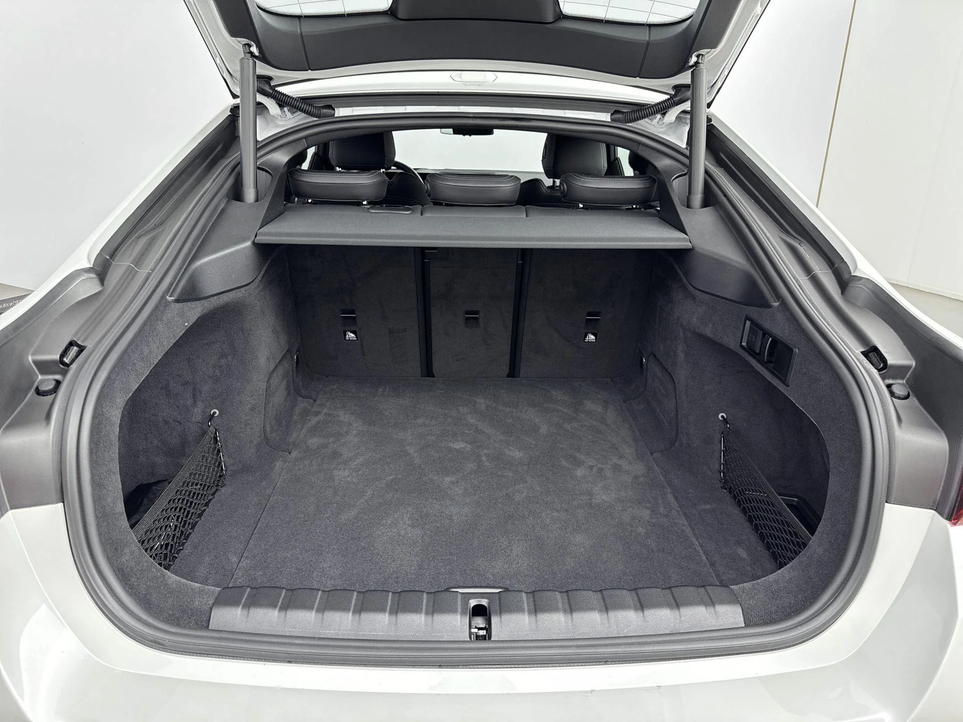 BMW-i4-image-13