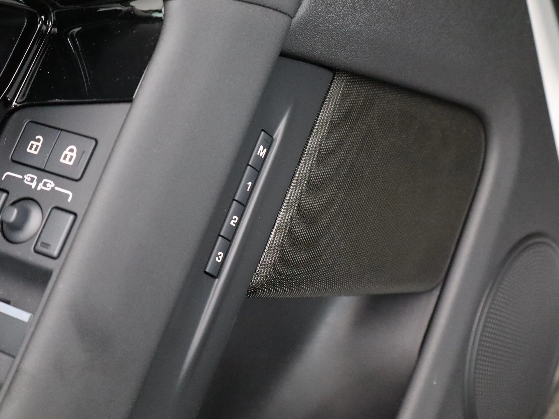 Land Rover-Range Rover Evoque-image-30