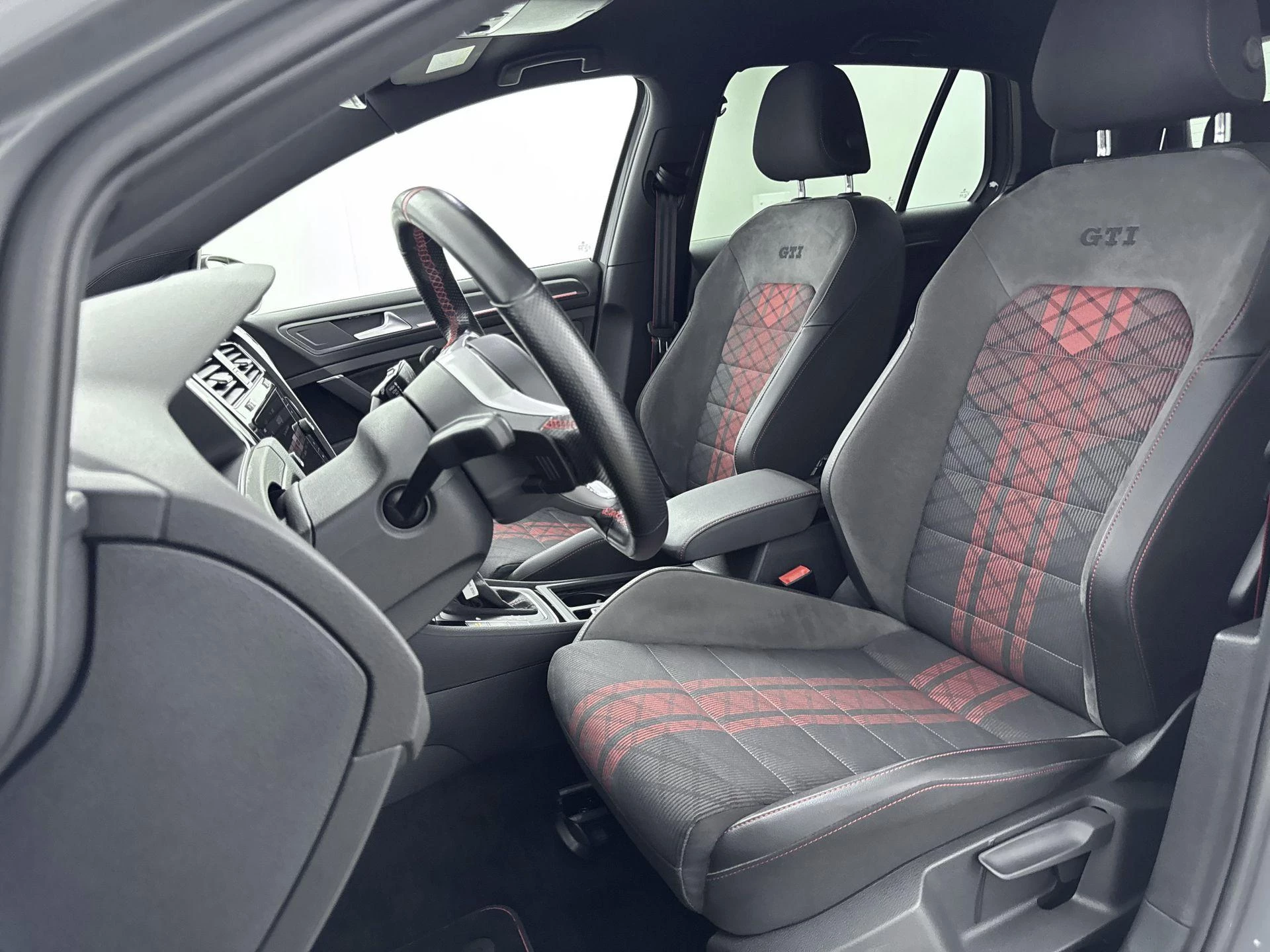 Volkswagen-Golf-image-27