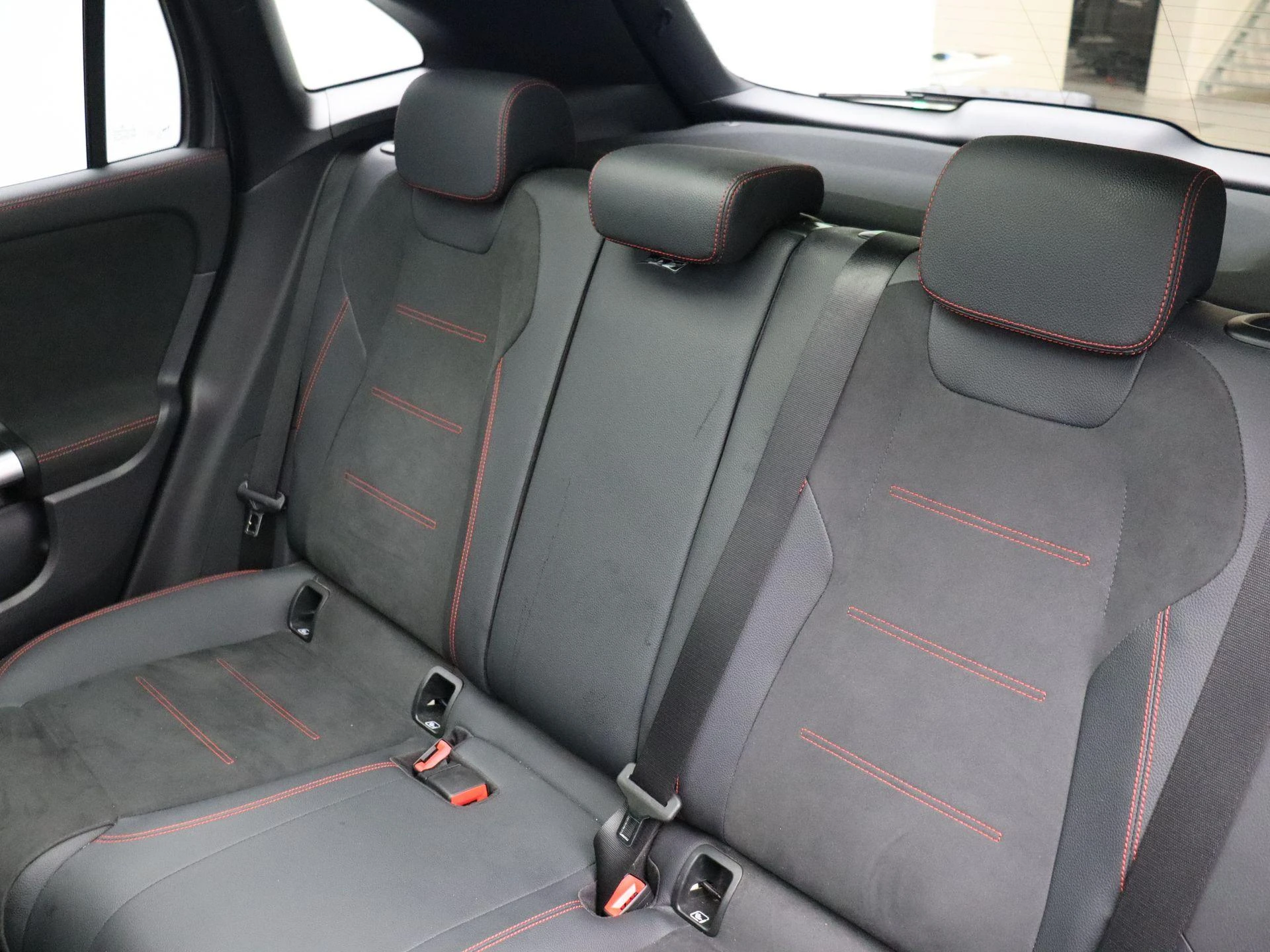 Mercedes-Benz-GLA-image-16