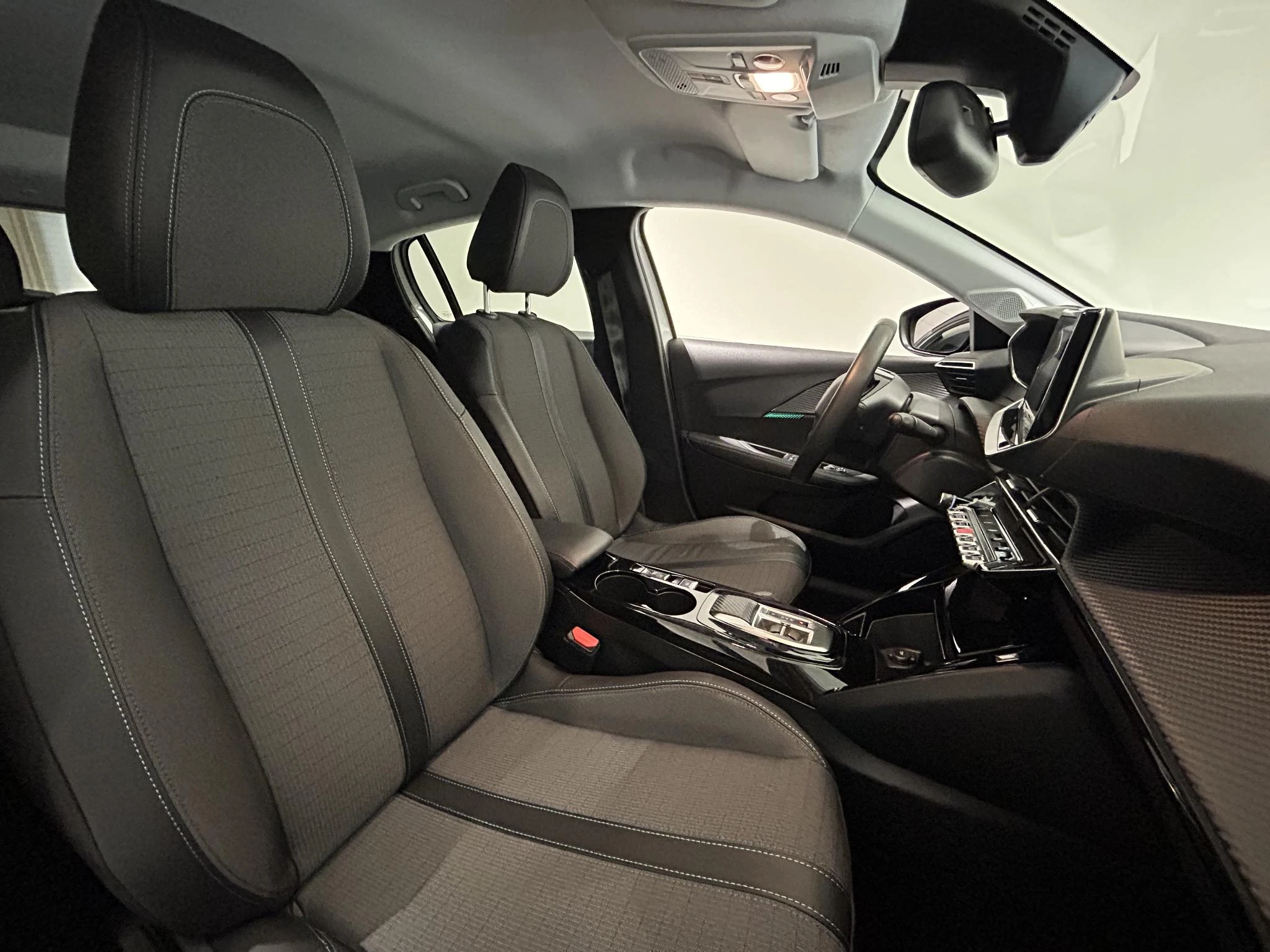 Peugeot-e-208-image-18
