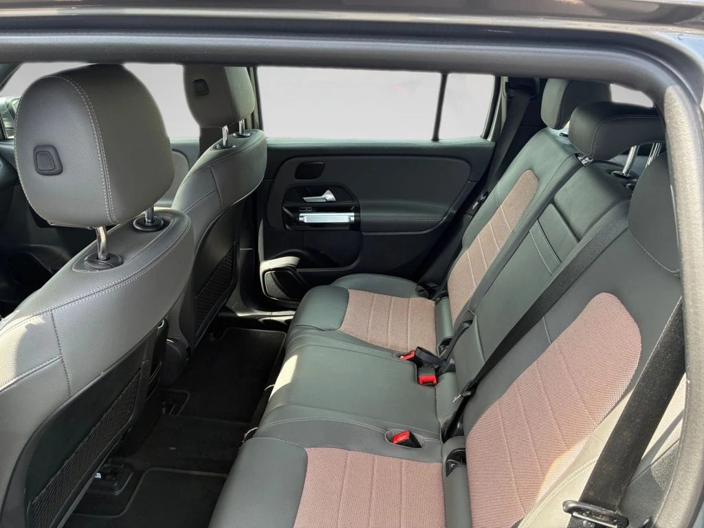 Mercedes-Benz-EQB 300-image-9