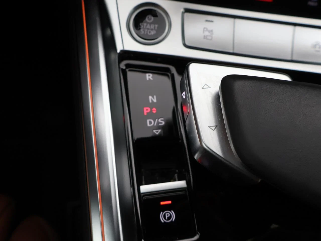 Audi e-tron Sportback Audi e-tron Sportback S-line 55 quattro 408PK *BRUINE LEDER*NAVI*APP CONNECT*BLTH*CRUISE*SPORTZETELS*CAMERA*ZETELVERWARMING*...
