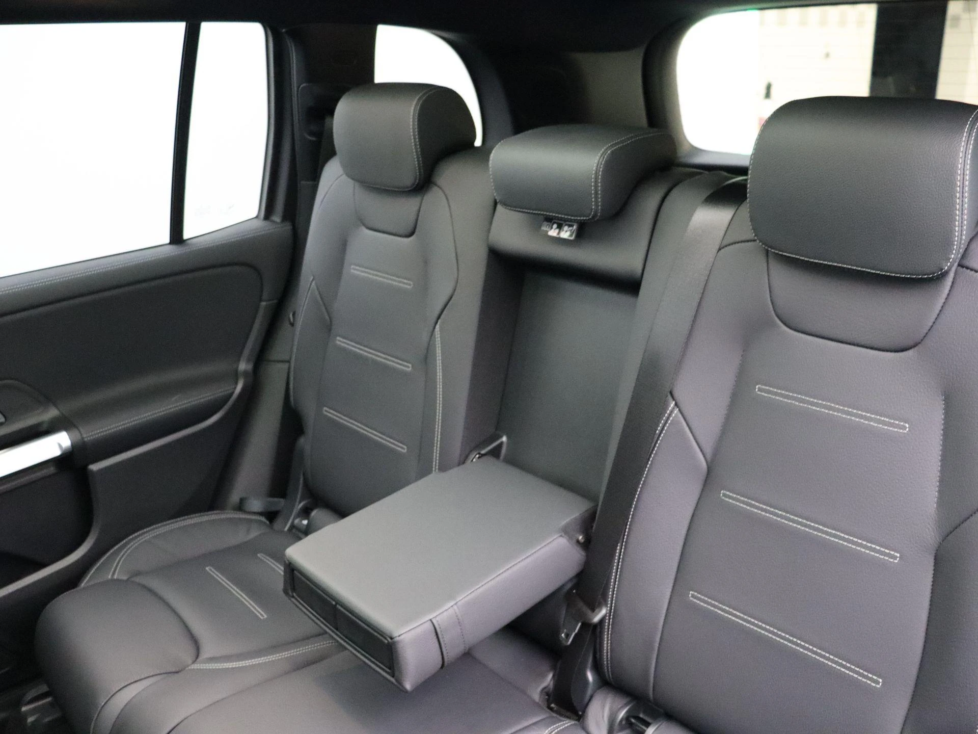 Mercedes-Benz-EQB-image-22