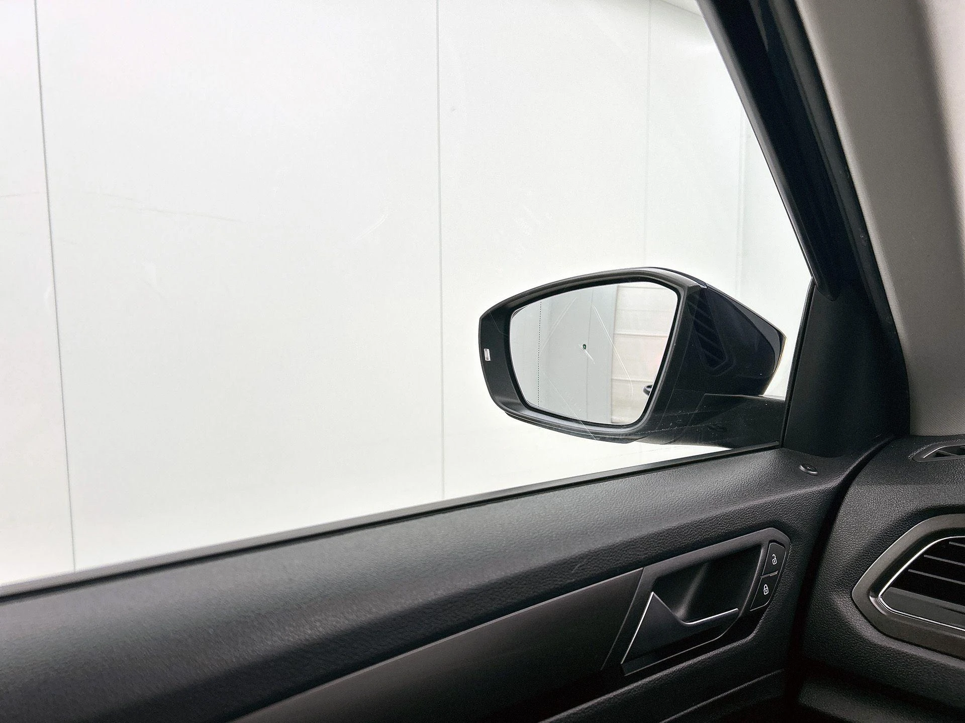 Volkswagen-T-Roc-image-15