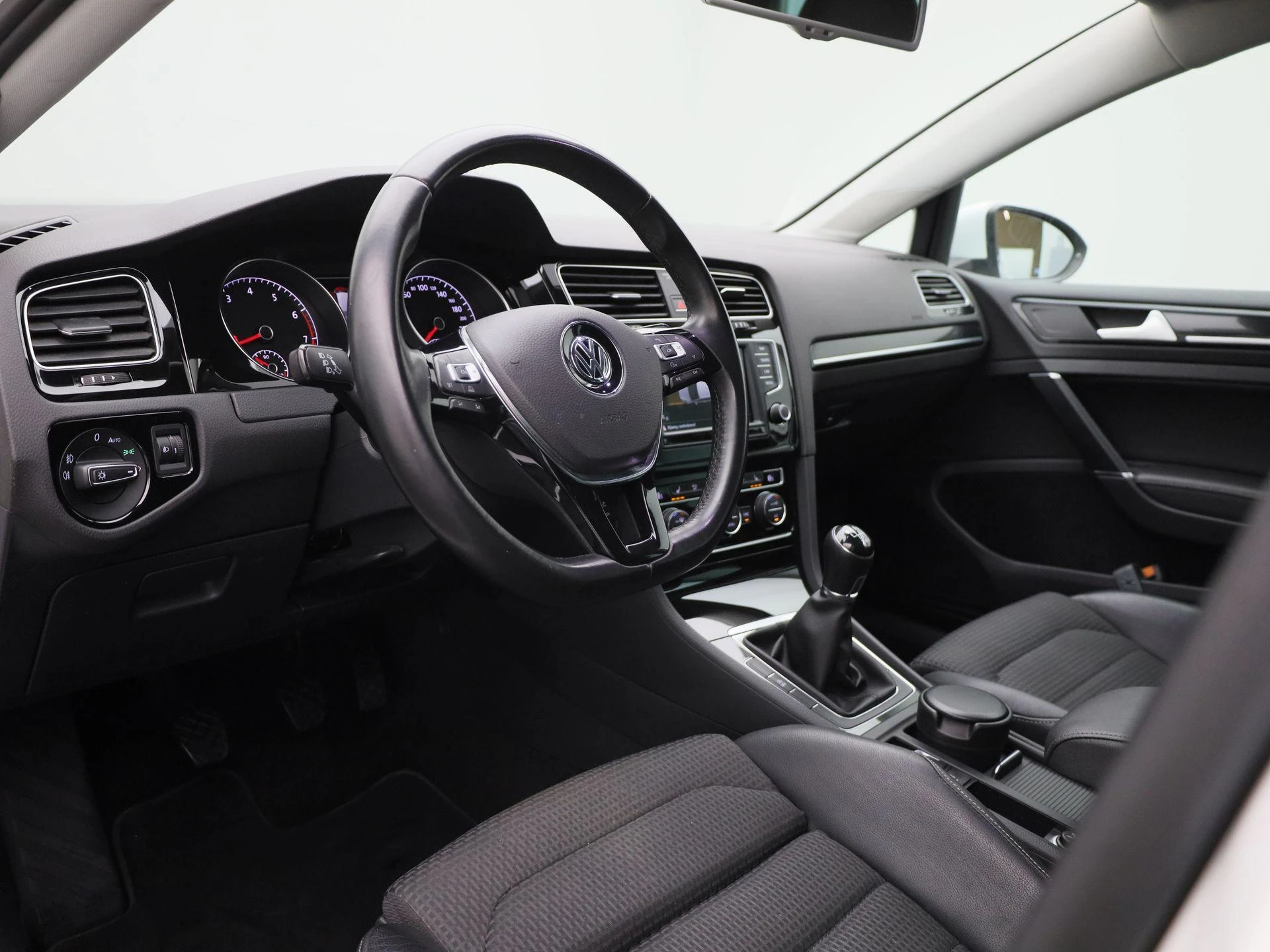 Volkswagen-Golf-image-28