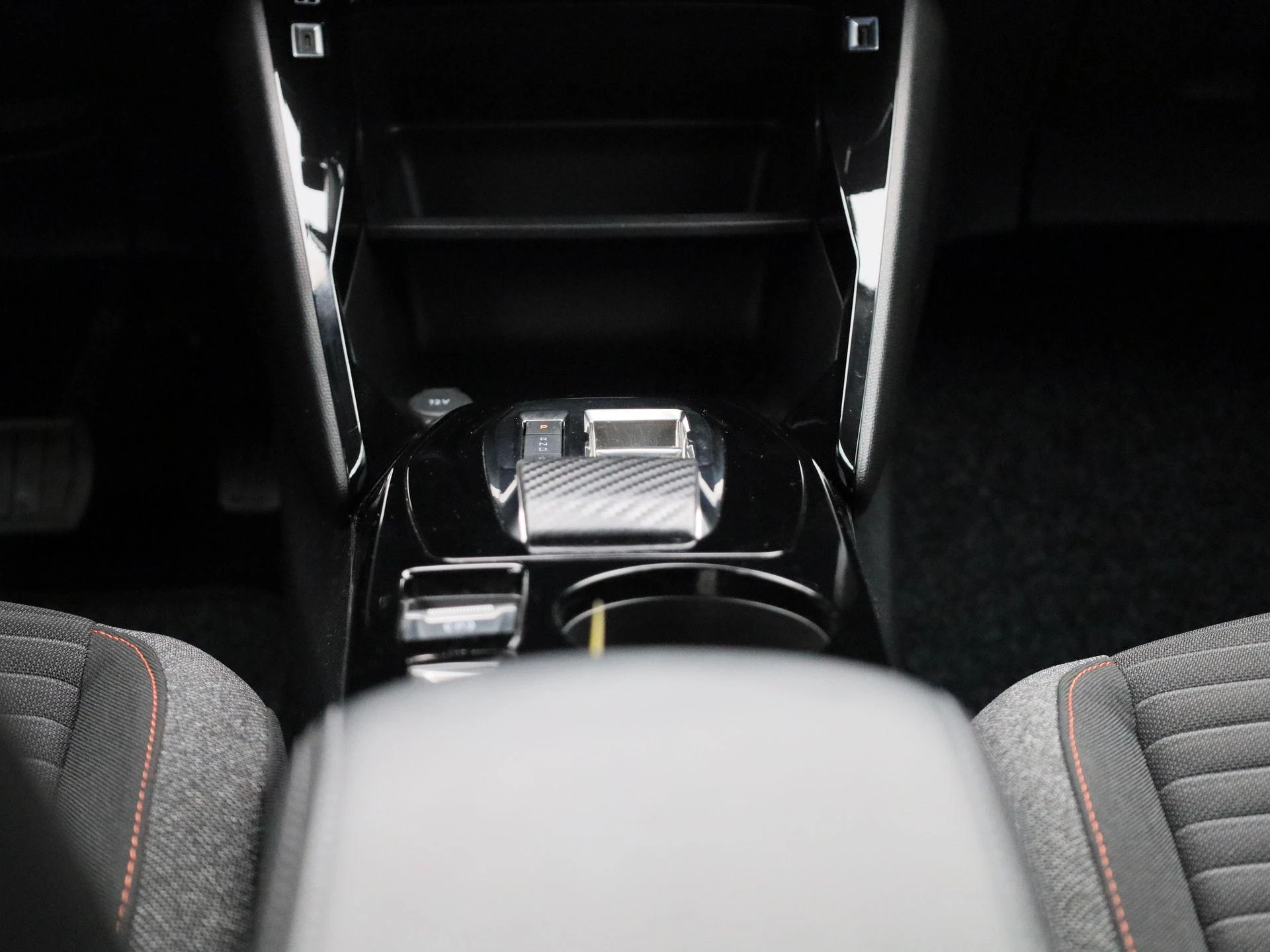 Peugeot-e-2008-image-9