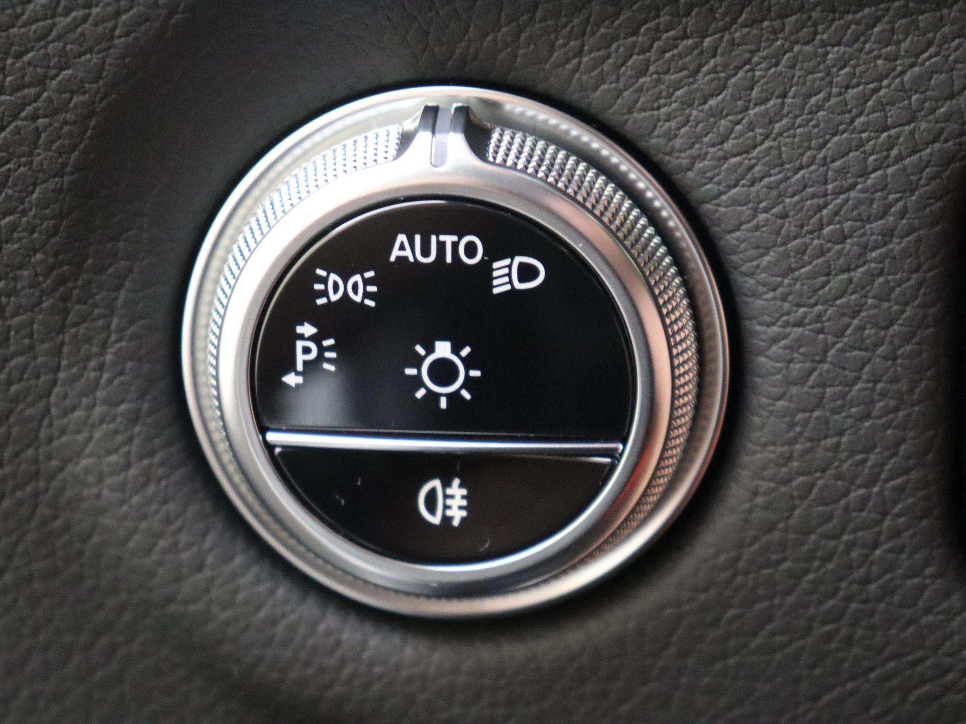 Mercedes-Benz-EQS-image-23