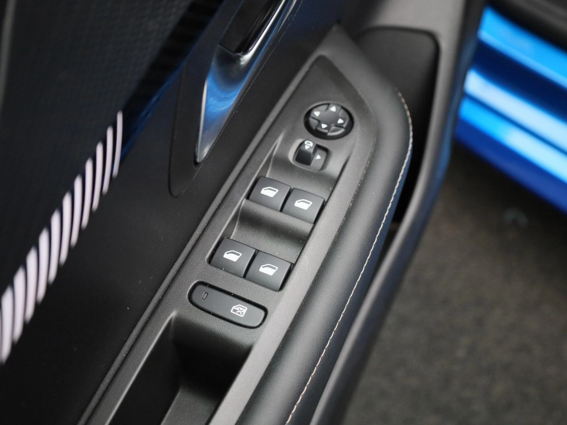 Peugeot-e-208-image-28