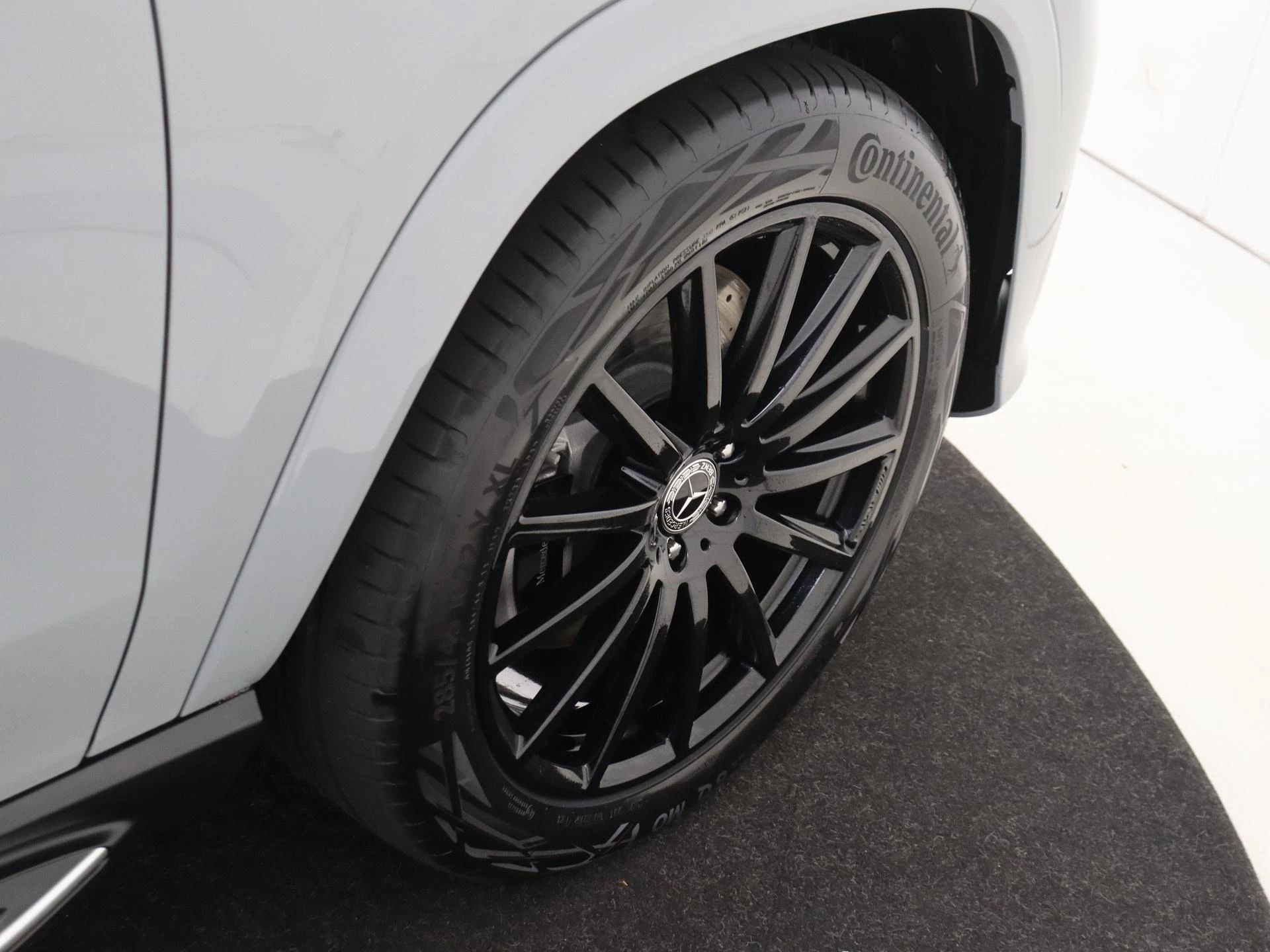 Mercedes-Benz-GLS-image-11