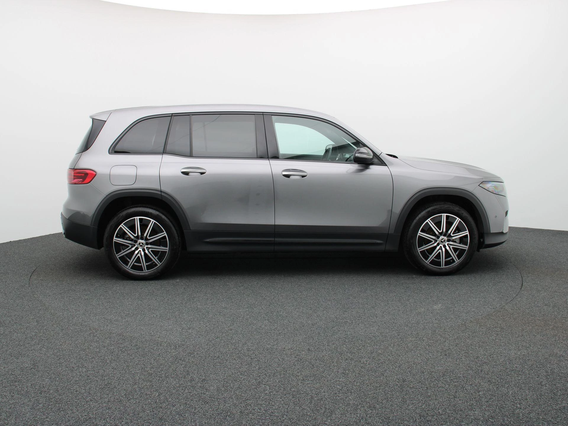 Mercedes-Benz-EQB-image-5