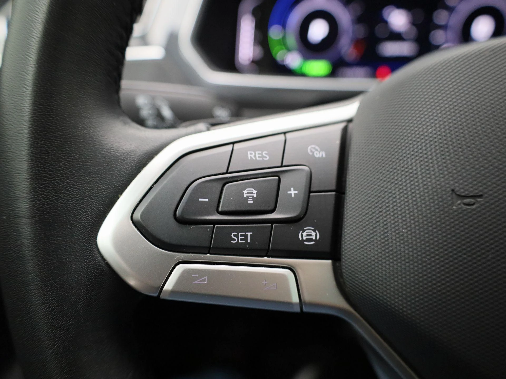 Volkswagen-Tiguan-image-20