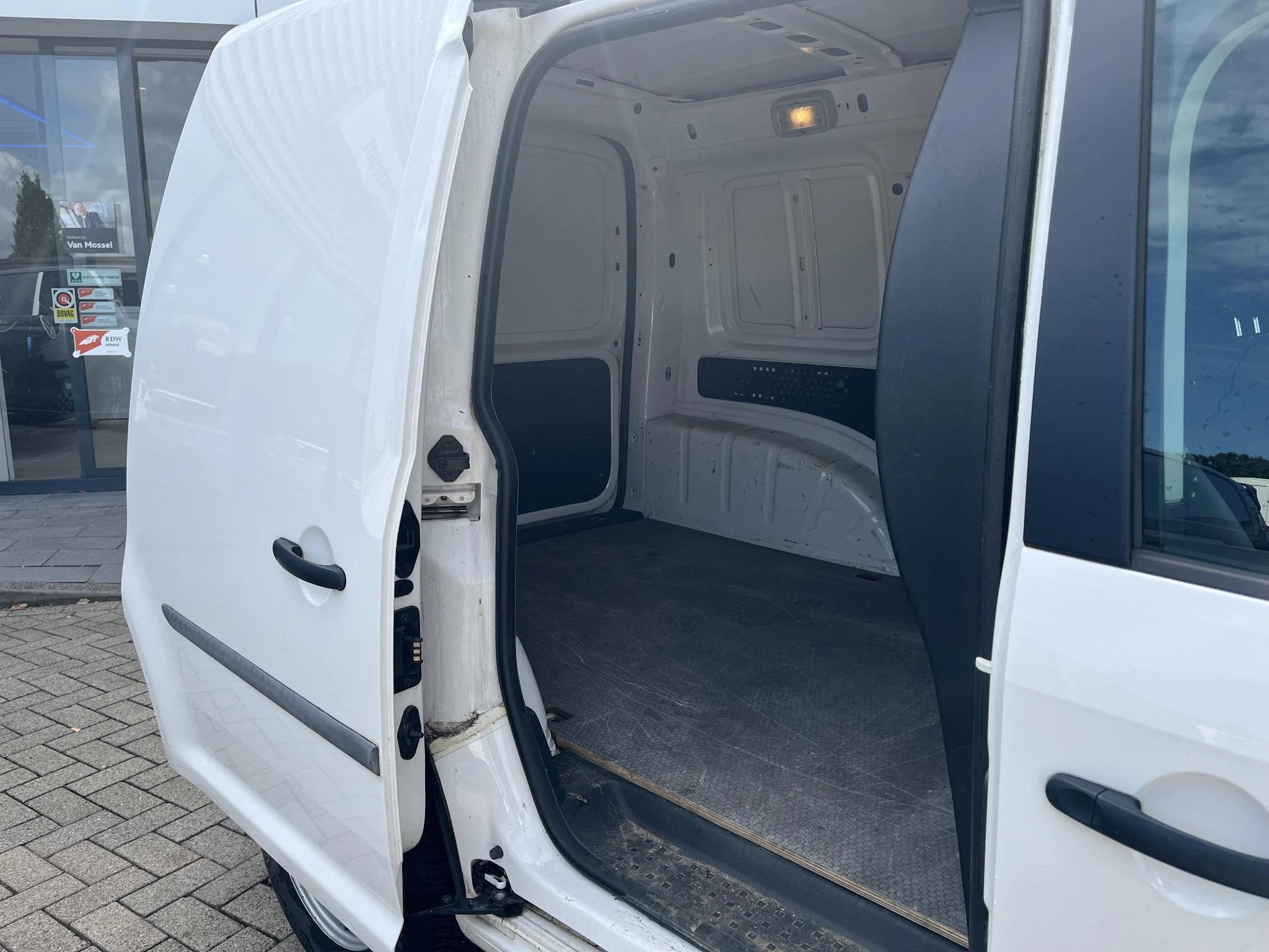 Volkswagen-Caddy-image-1