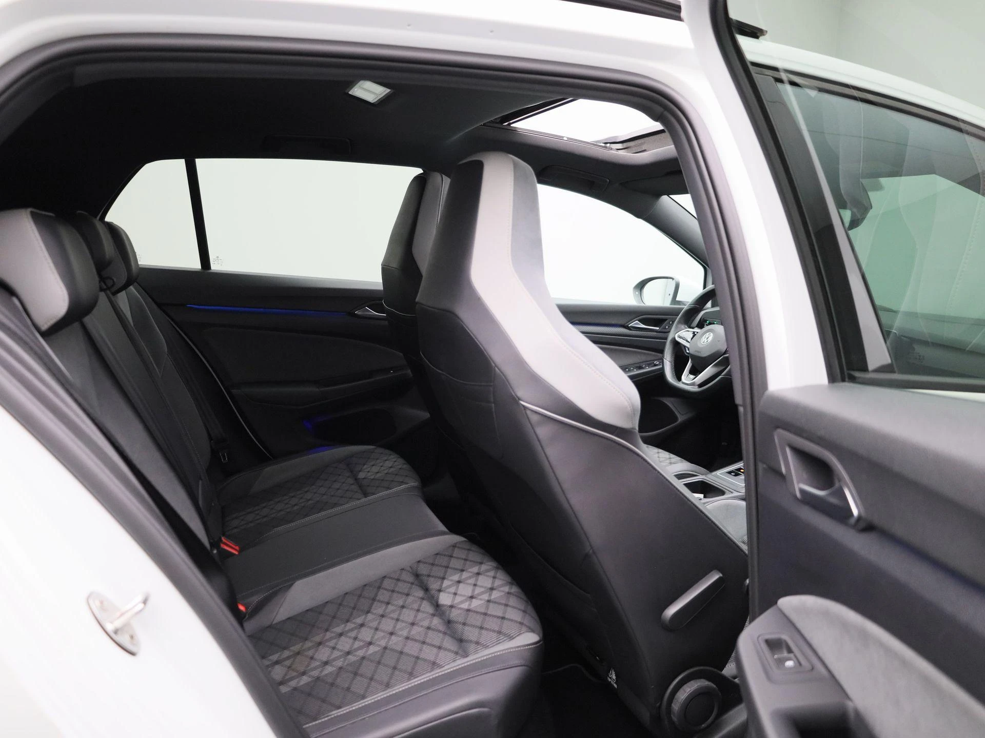 Volkswagen-Golf-image-36