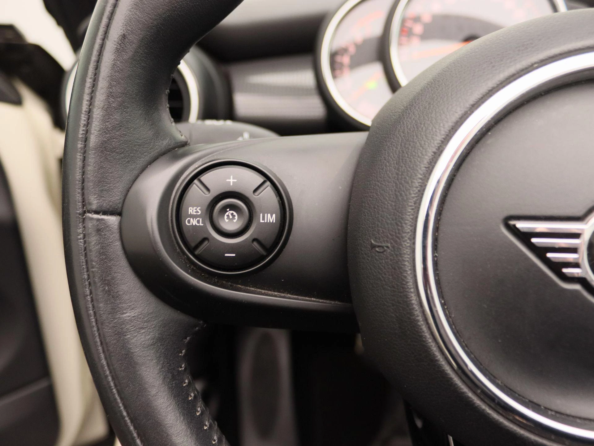 MINI-Cooper Cabrio-image-18